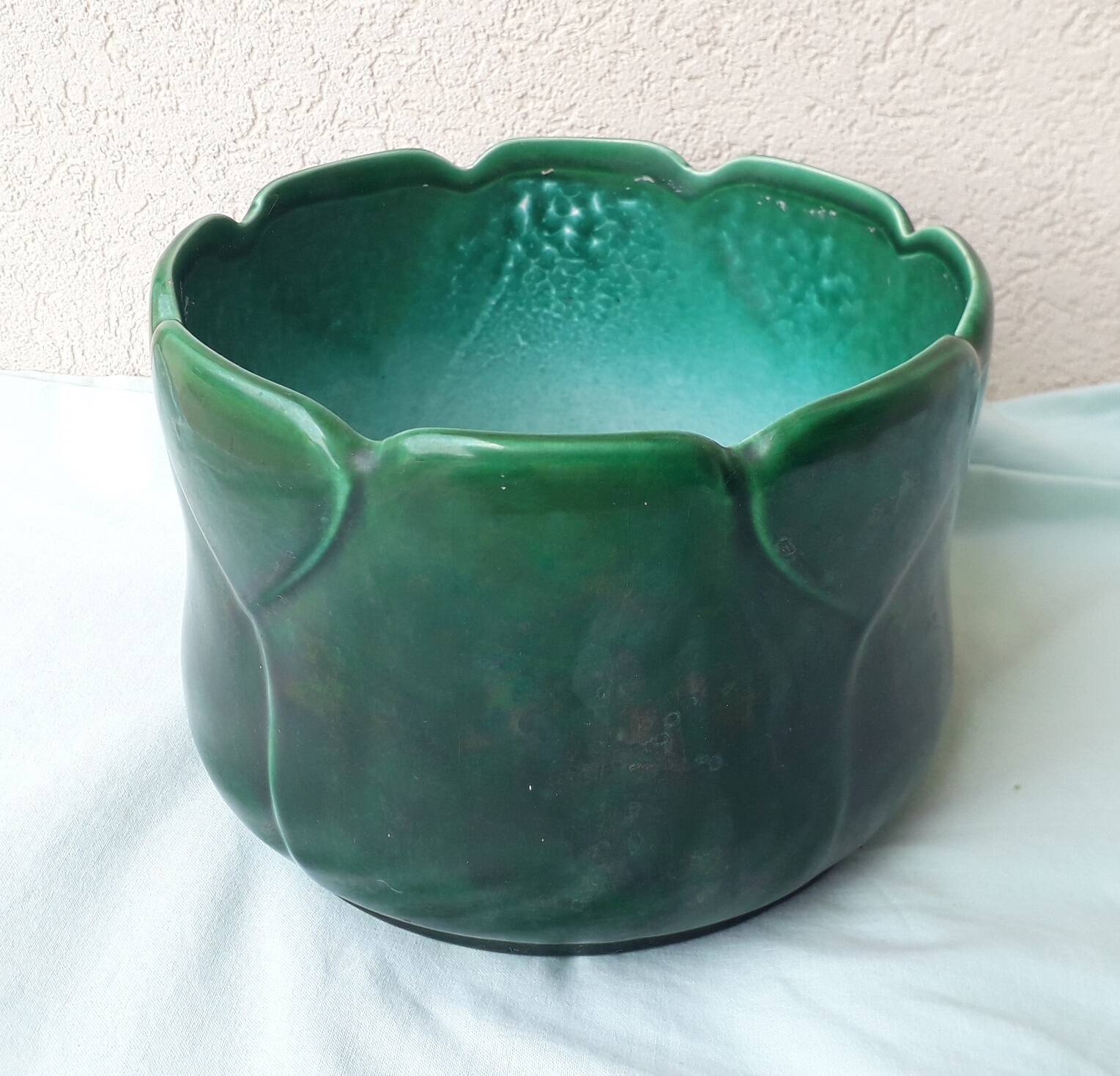 Green ceramic cache-pot