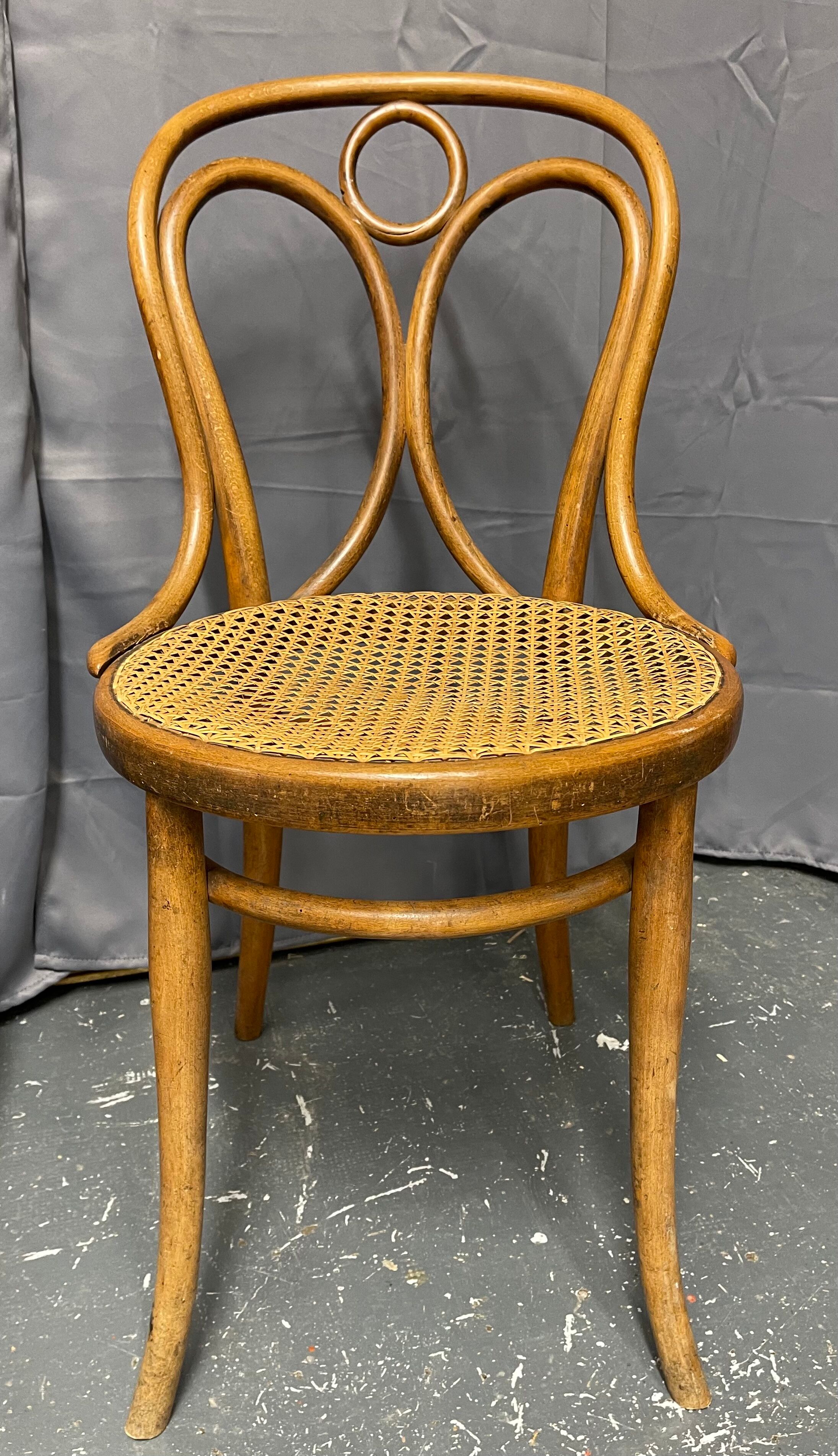 Paire de chaises Thonet n 19 estampillées thonet