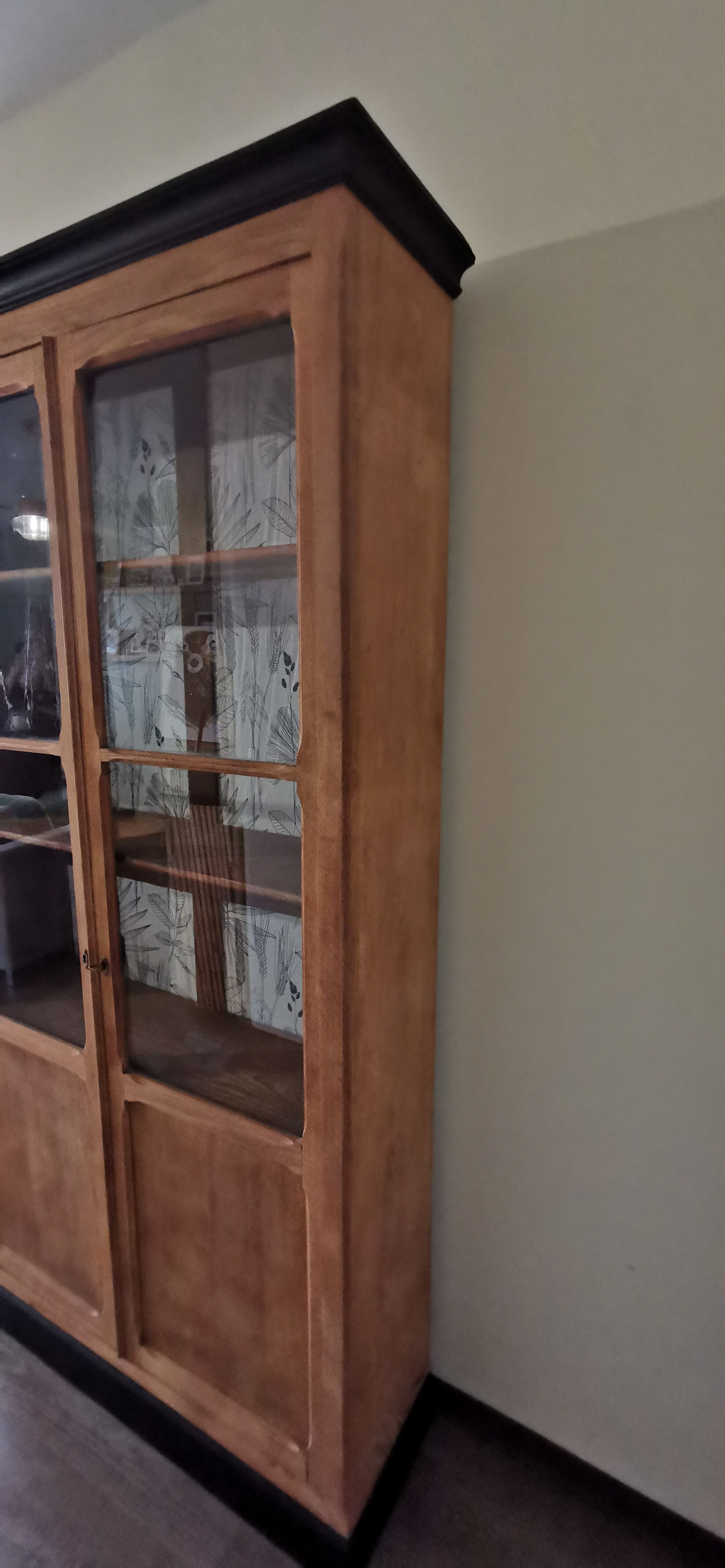 Oak cupboard showcase