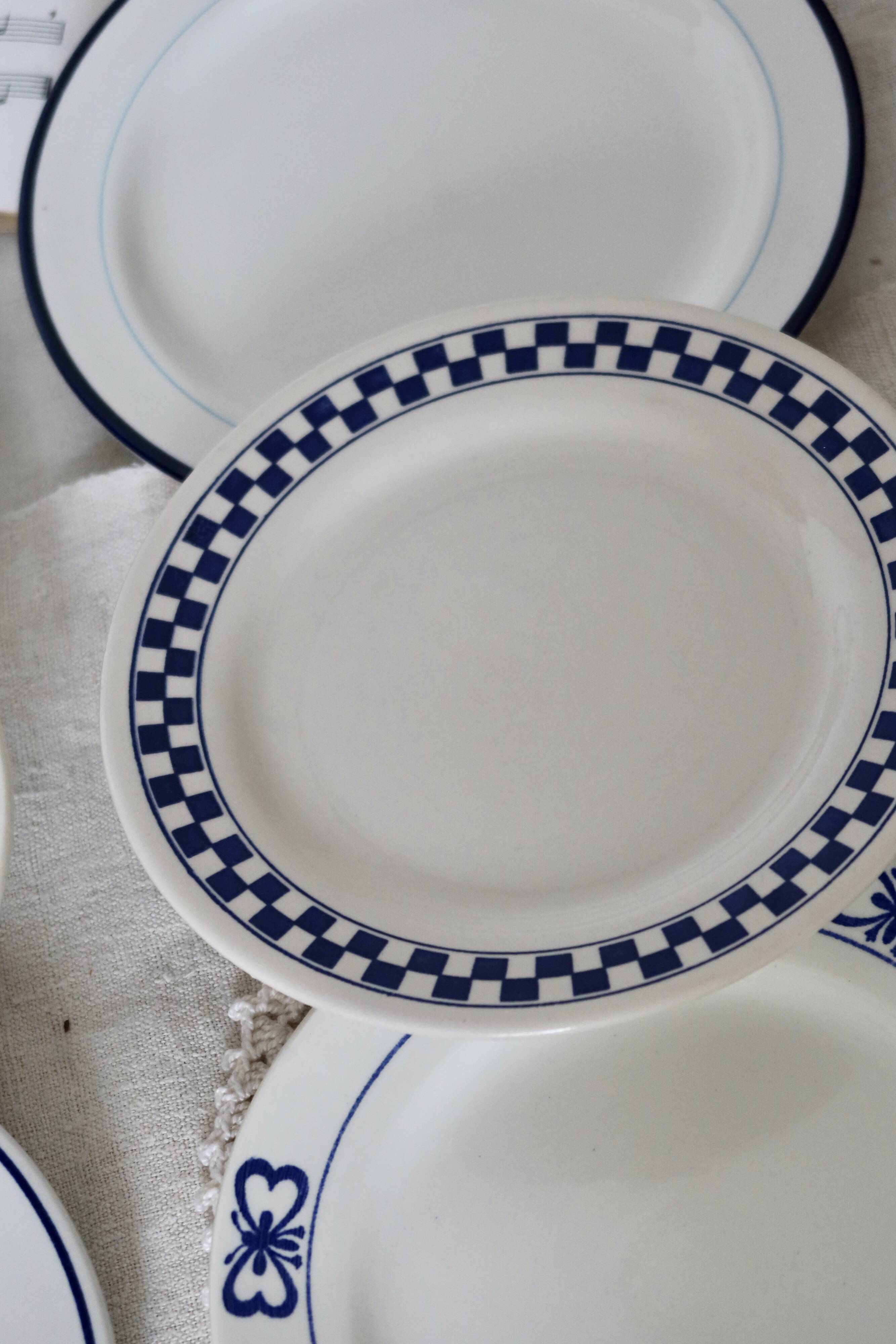 6 blue and white earthenware and porcelain dessert plates