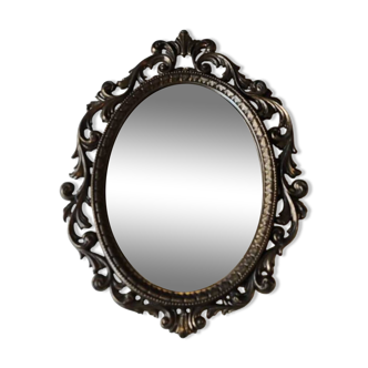 Antique oval Brevettato mirror, Baroque/Rococo style. In bronze with golden patina. Dim 34 x 25.5 cm
