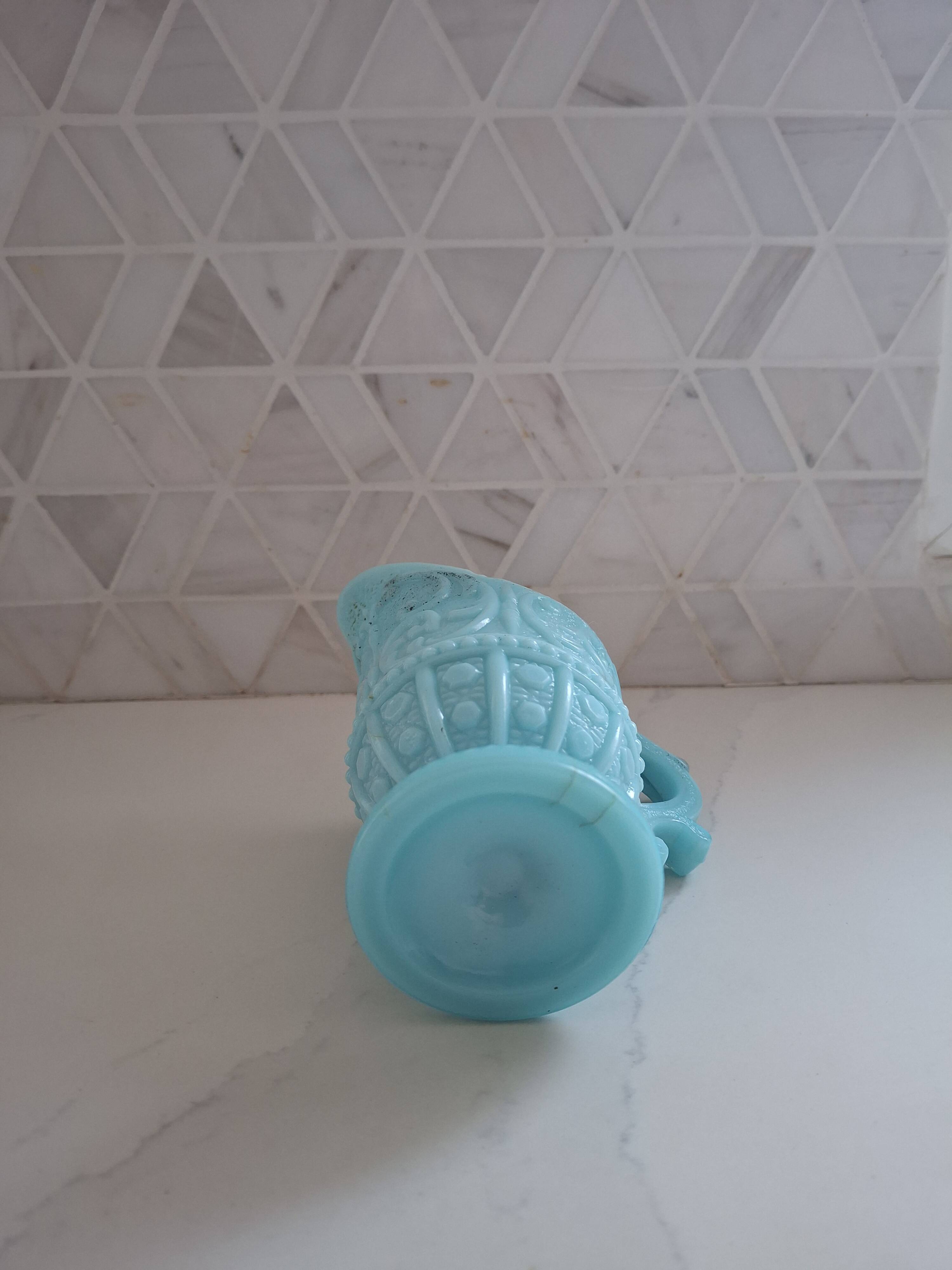 Pot à lait en opaline modele Louis xv