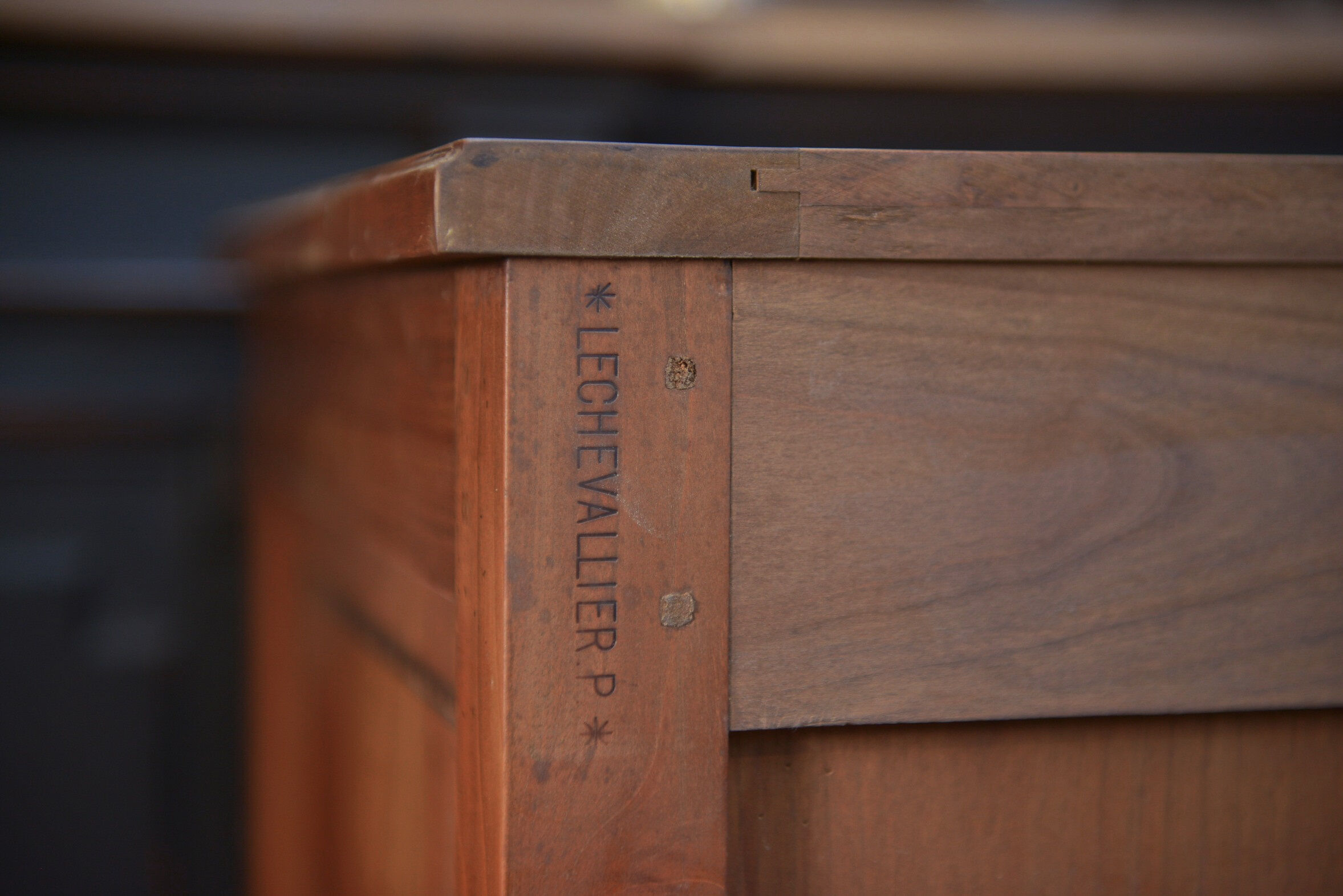 Commode de style Louis XVl en merisier 2 tiroirs estampillée Lechevalier. P.