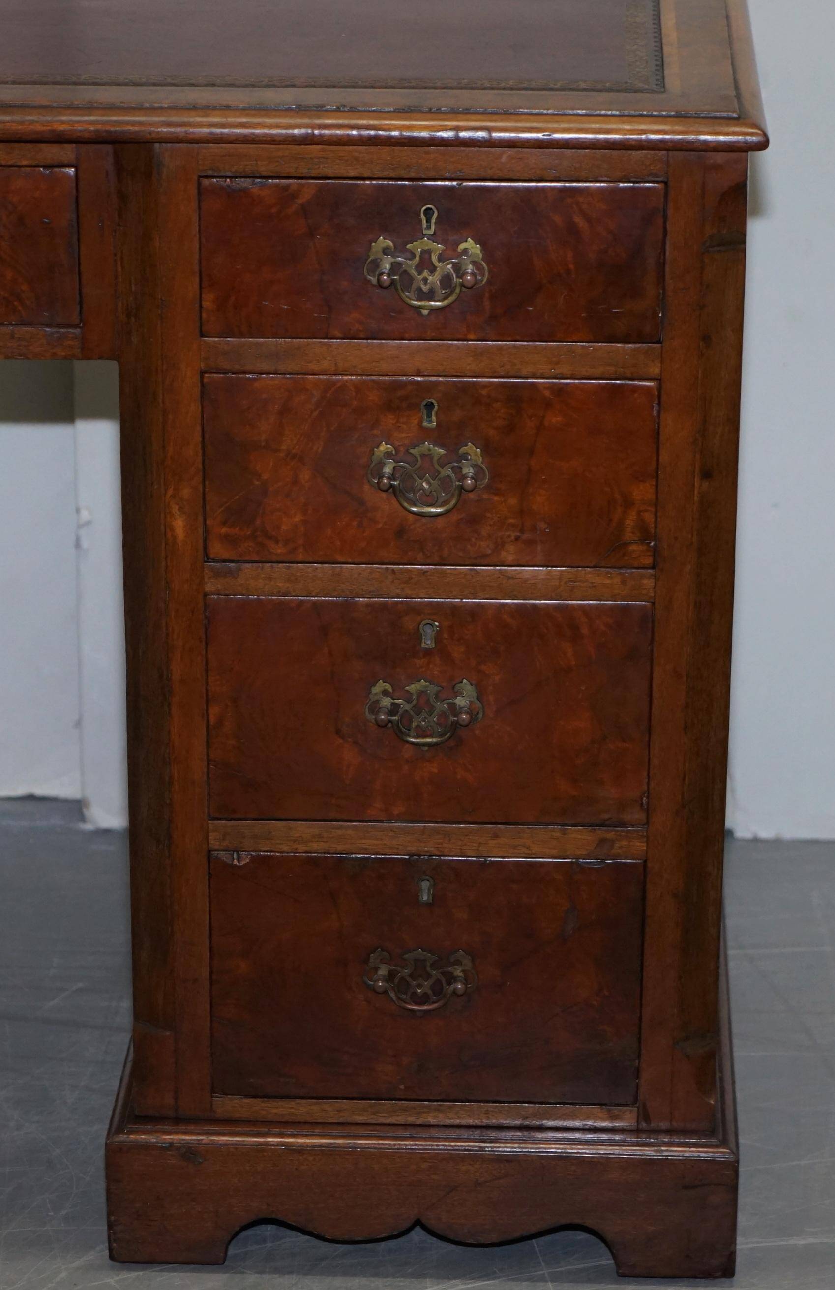 Bureau partenaire à deux caissons en noyer burr victorien avec plateau en cuir