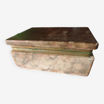 Boîte en marbre ancienne