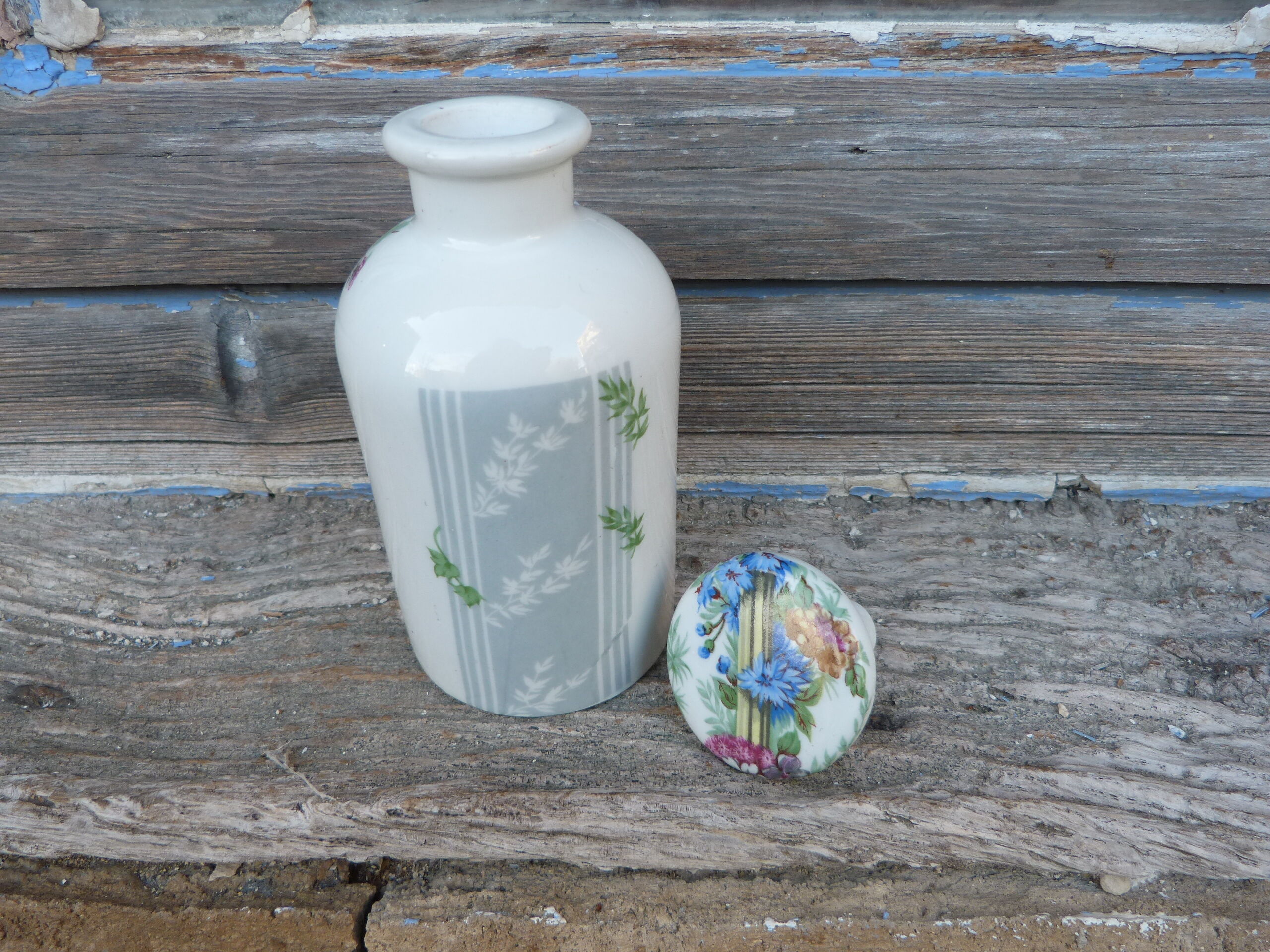 Flowered Paris porcelain toilet bottle