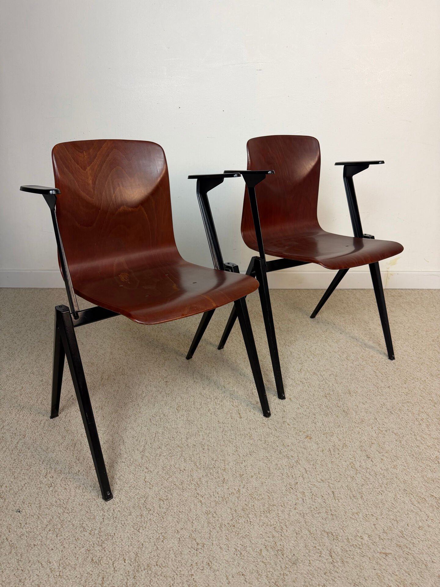 Paire de chaises éditées par Cartel de Belleville.