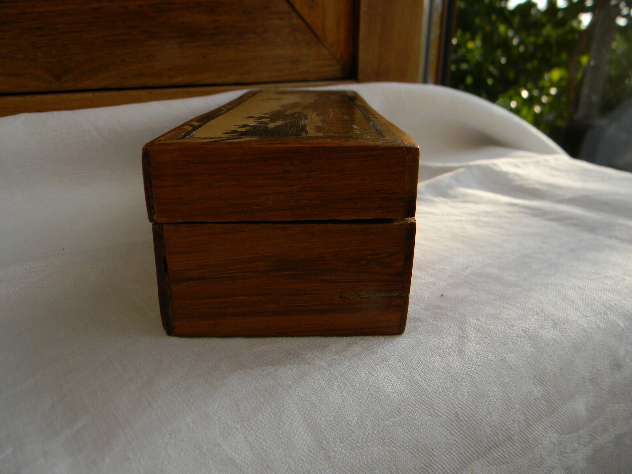 Small rectangular box made of rosewood and marquetry