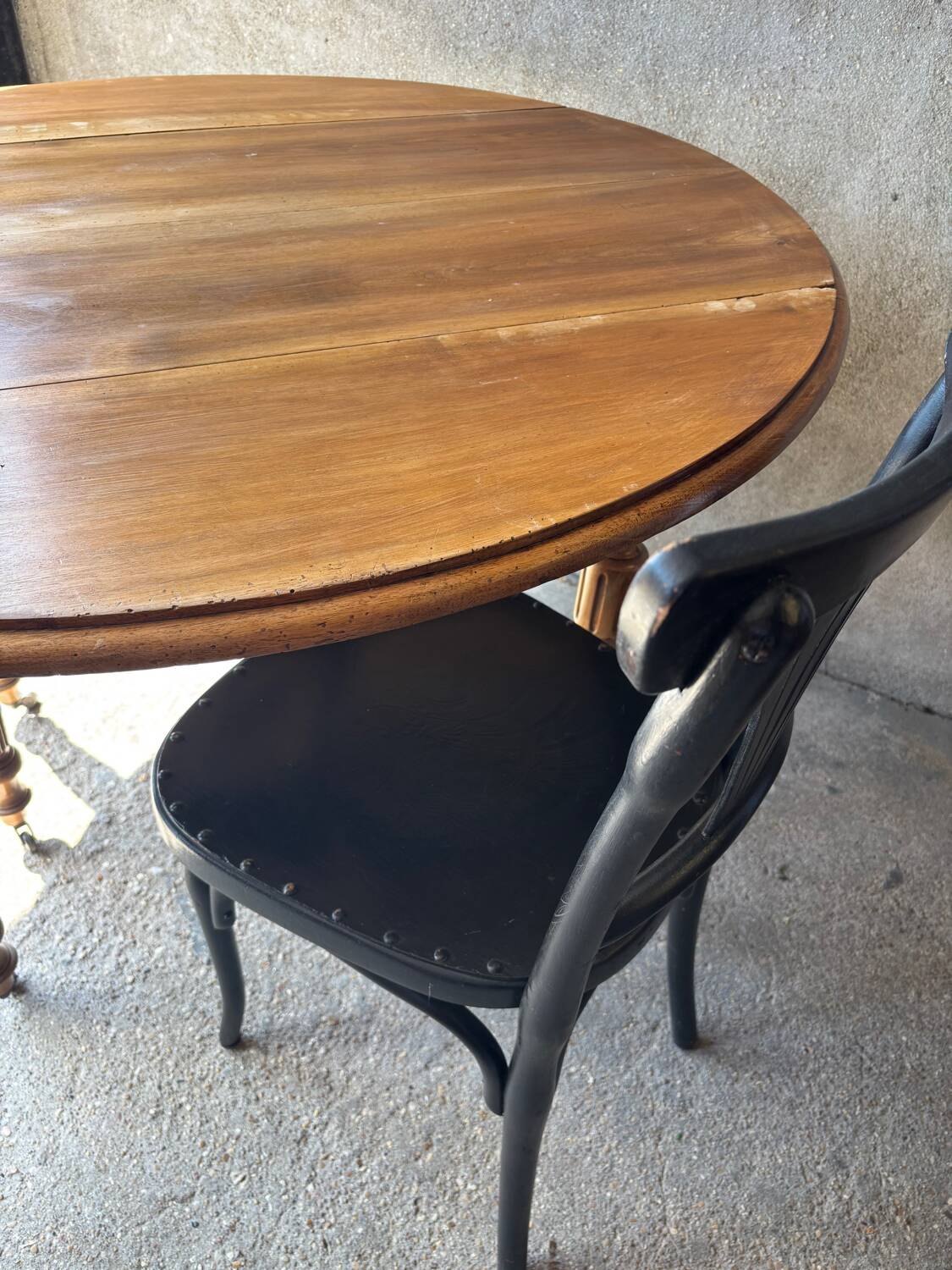 Antique round extendable table without extension