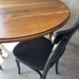 Antique round extendable table without extension