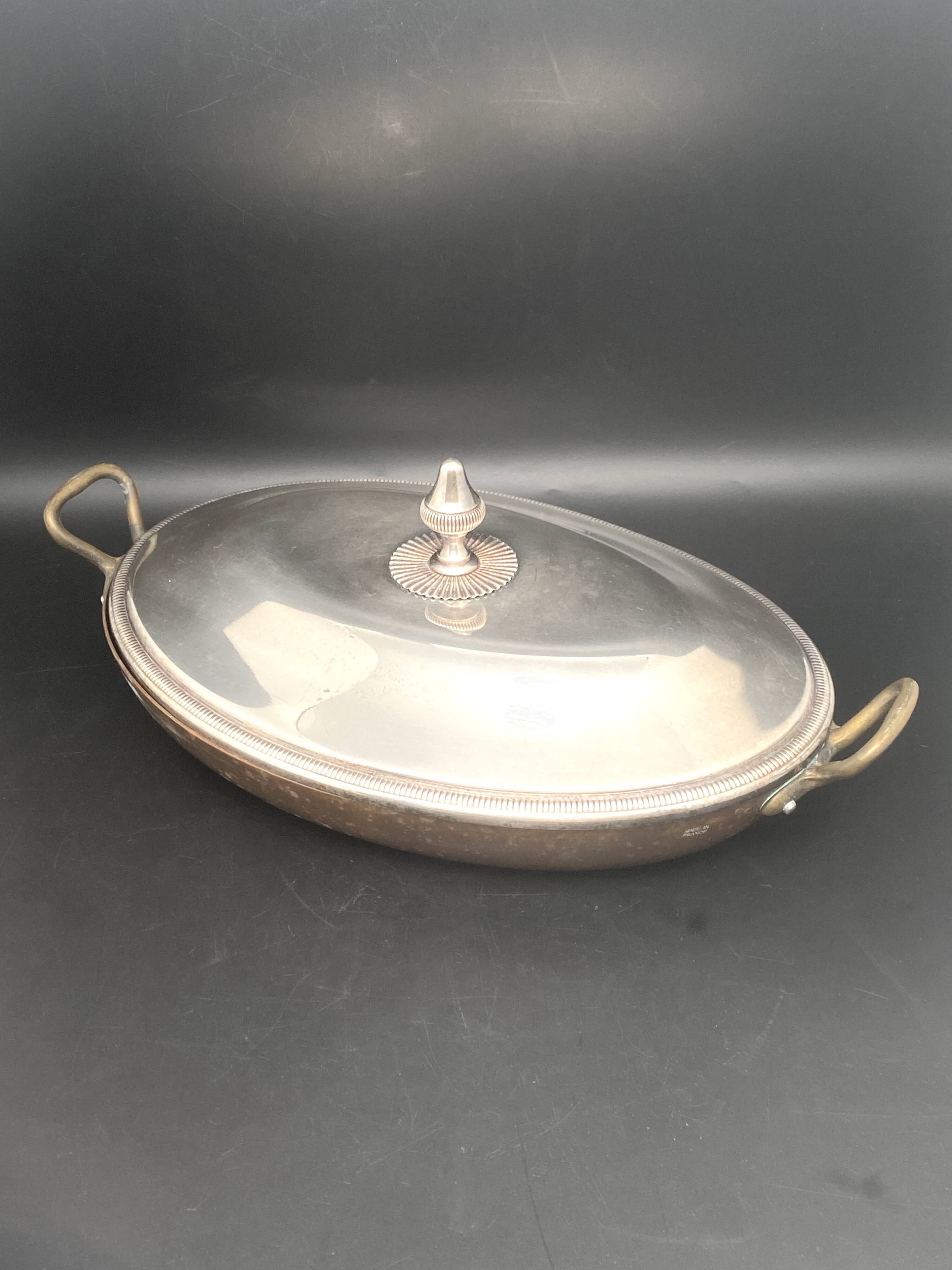 Oval dish with lid in white metal and copper