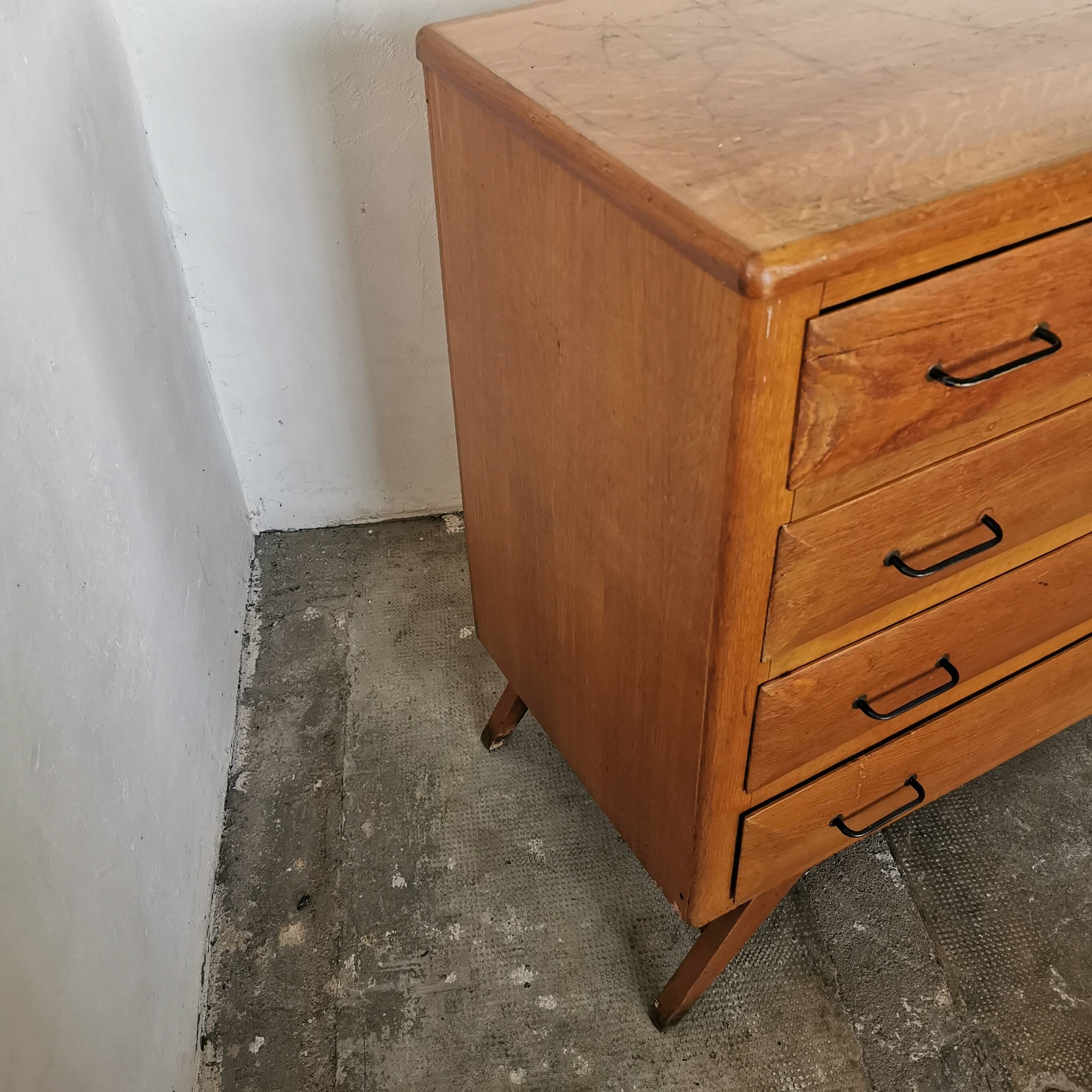 Vintage chest of drawers with compass legs, in oak.