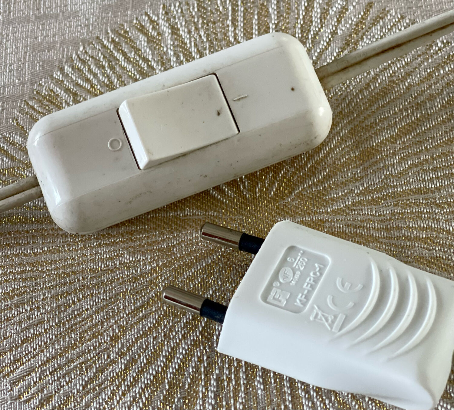 Mother-of-pearl and olive wood lamp