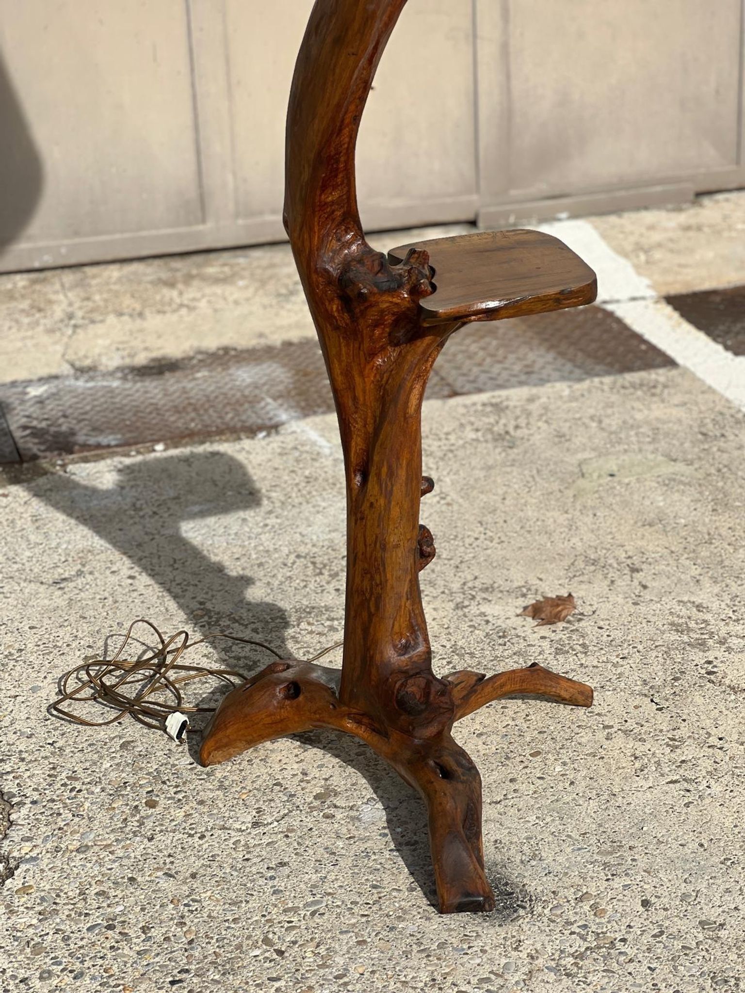 Floor lamp in solid olive wood, Brutalist style, French work from the 1970s.