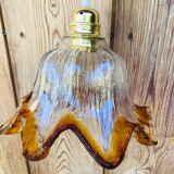 Suspension forms tulip in Murano glass has coppery edge.