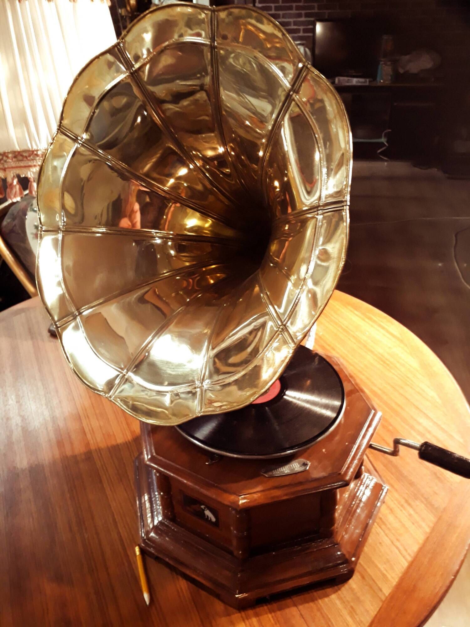 Former gramophone the voice of his master with brass pavilion, , with a disc 78 runs my