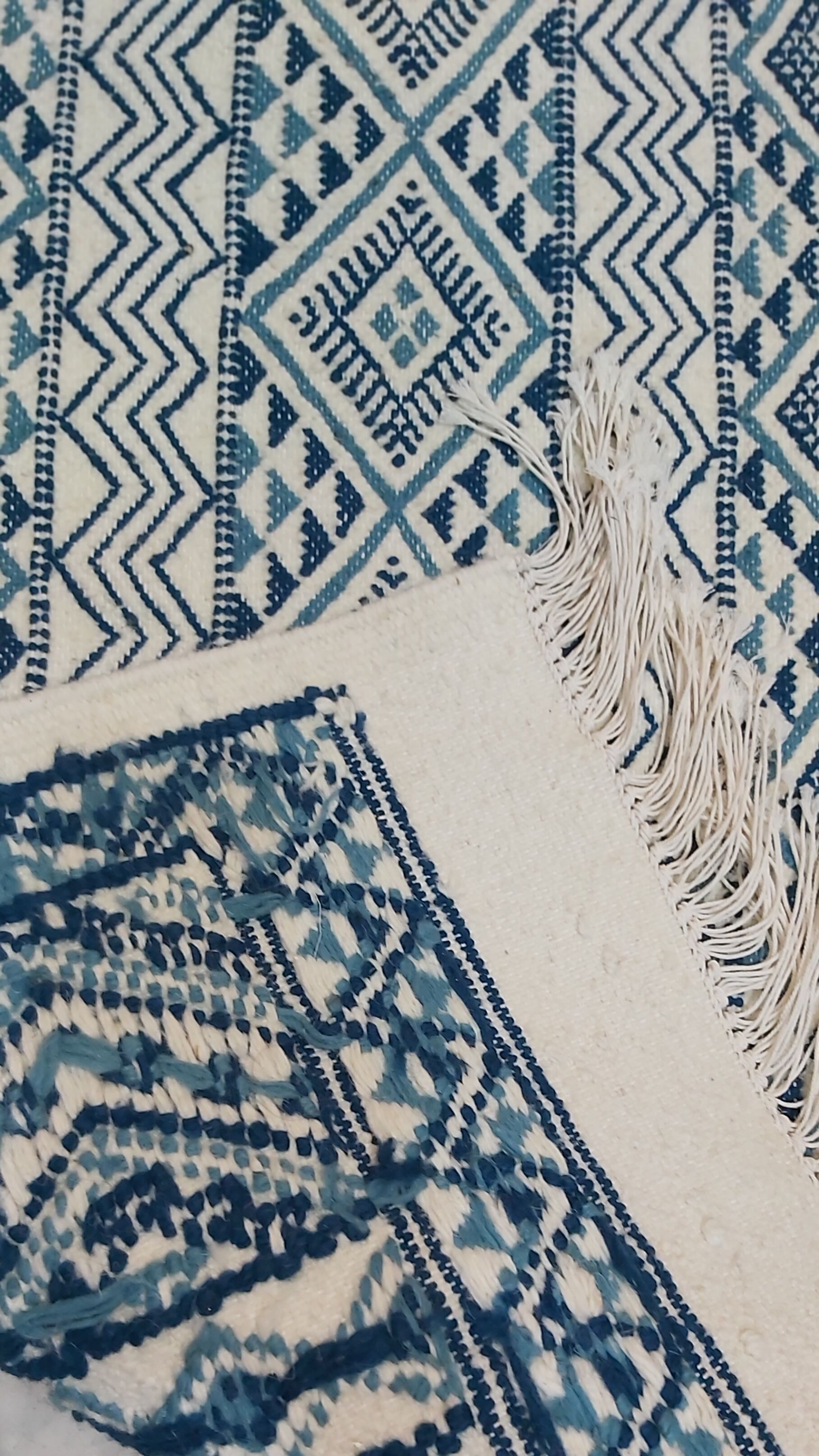 Tapis kilim bleu et blanc fait main 155 x 75 cm