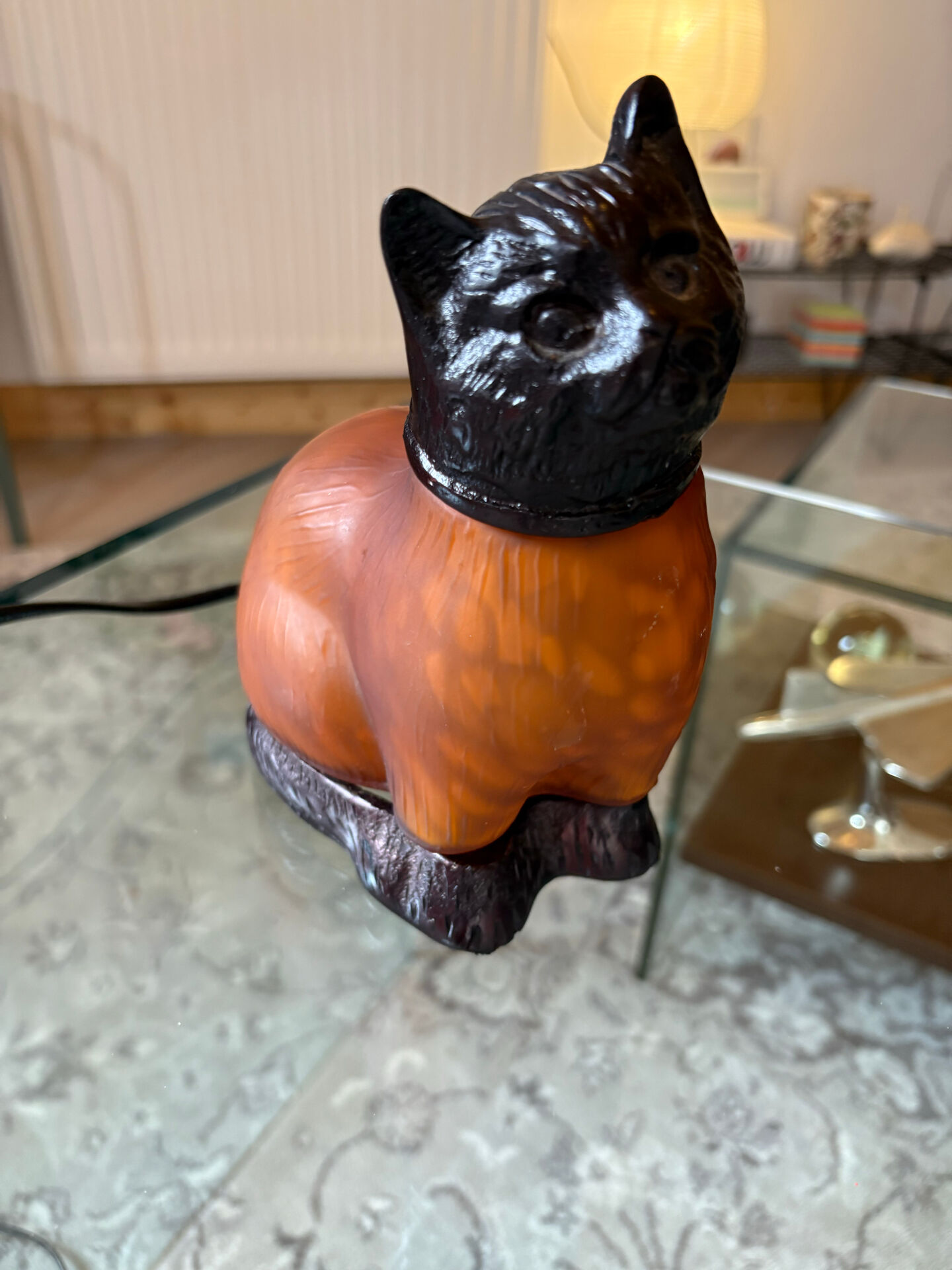 Art Deco cat lamp in glass paste, signed.