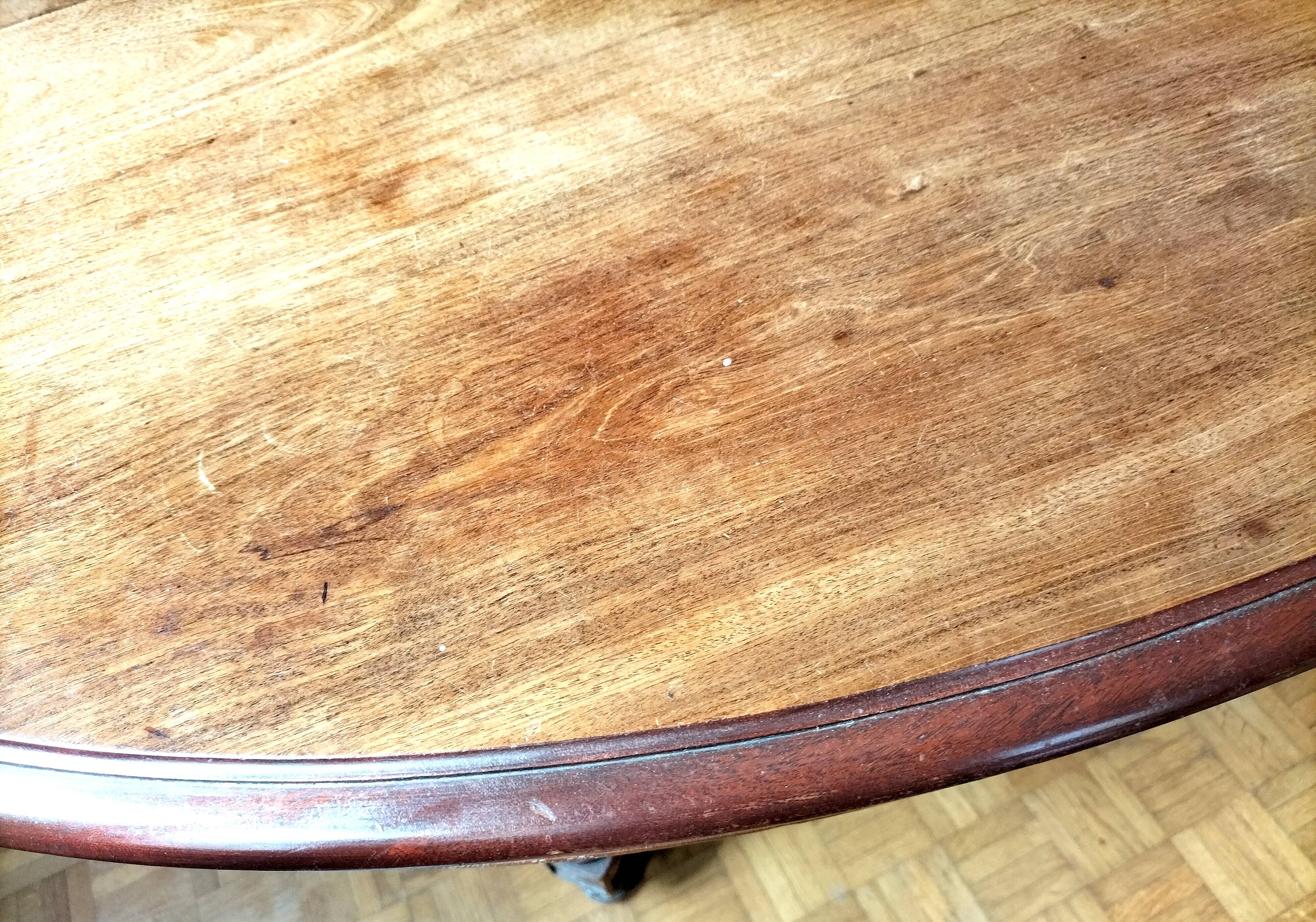 Oval centre table in solid mahogany from the Directoire, Empire period.
