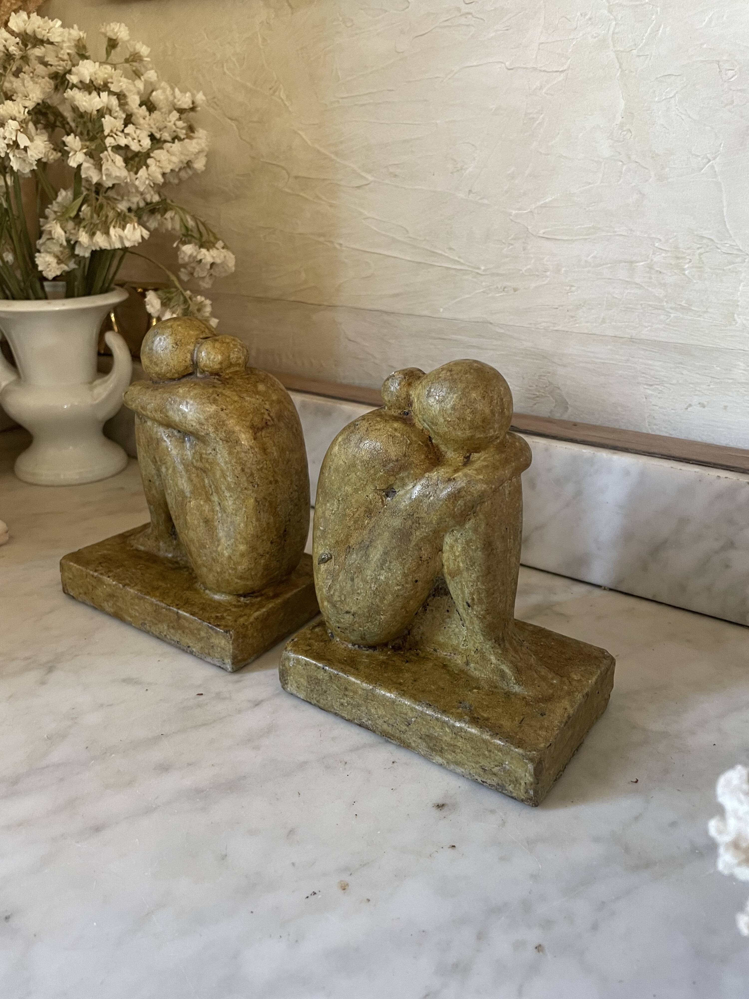 Serre-livres vintage en ciment patiné, sculptures de personnages enlacés, s
