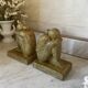 Serre-livres vintage en ciment patiné, sculptures de personnages enlacés, s
