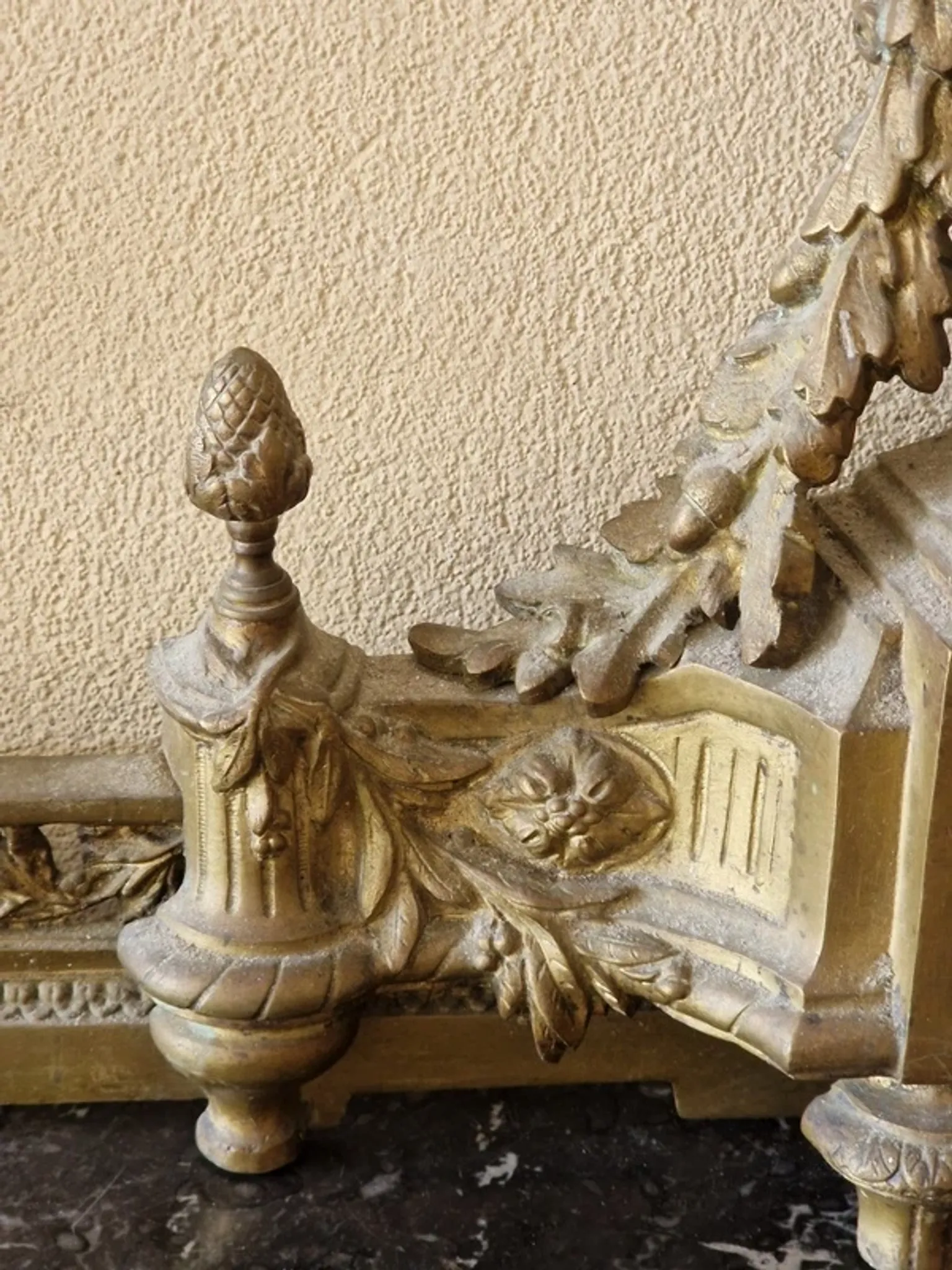Devant de foyer, barre de cheminée, garde feu en bronze doré Louis XVI