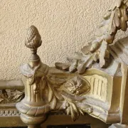 Devant de foyer, barre de cheminée, garde feu en bronze doré Louis XVI