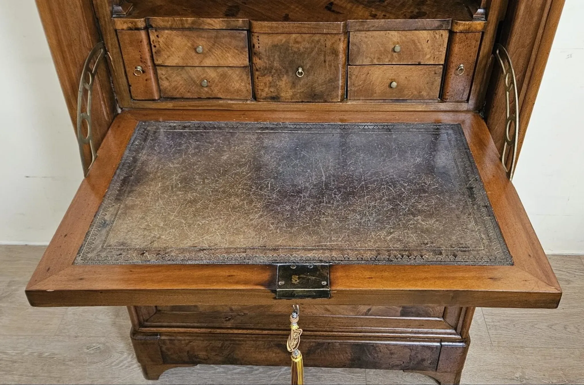 Secretary from the Louis Philippe era – a dozen – in walnut – 19th century