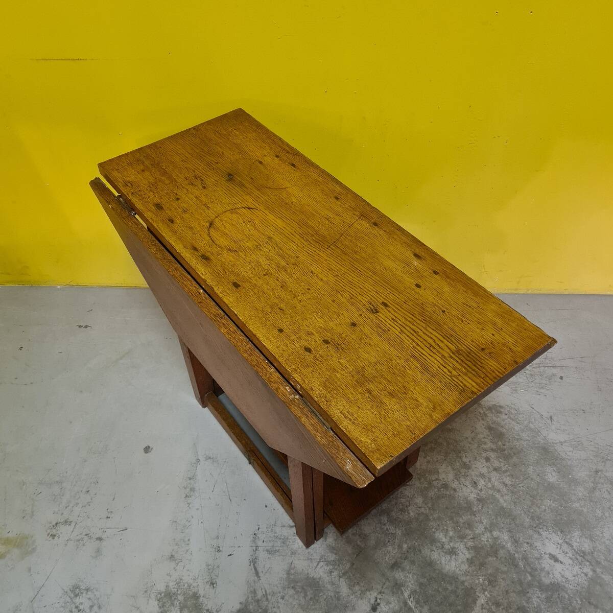 Arts and Crafts oak drop leaf table circa 1900.