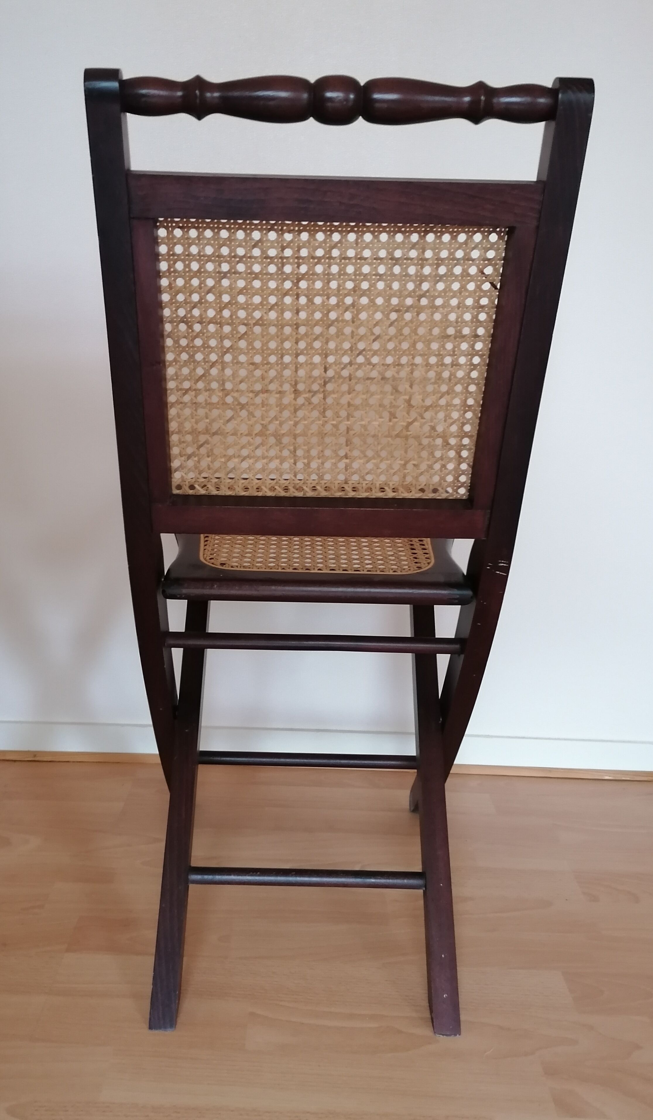 4 folding chairs canned