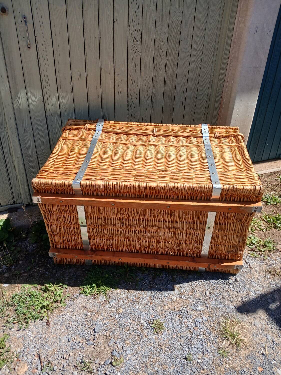 Malle de voyage ancienne en osier