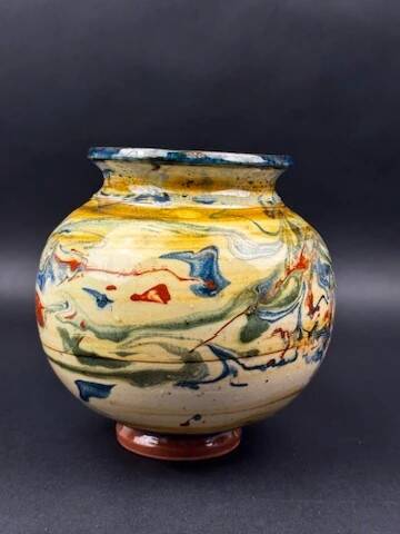Vase basque en céramique vernissée à décor marbré polychrome