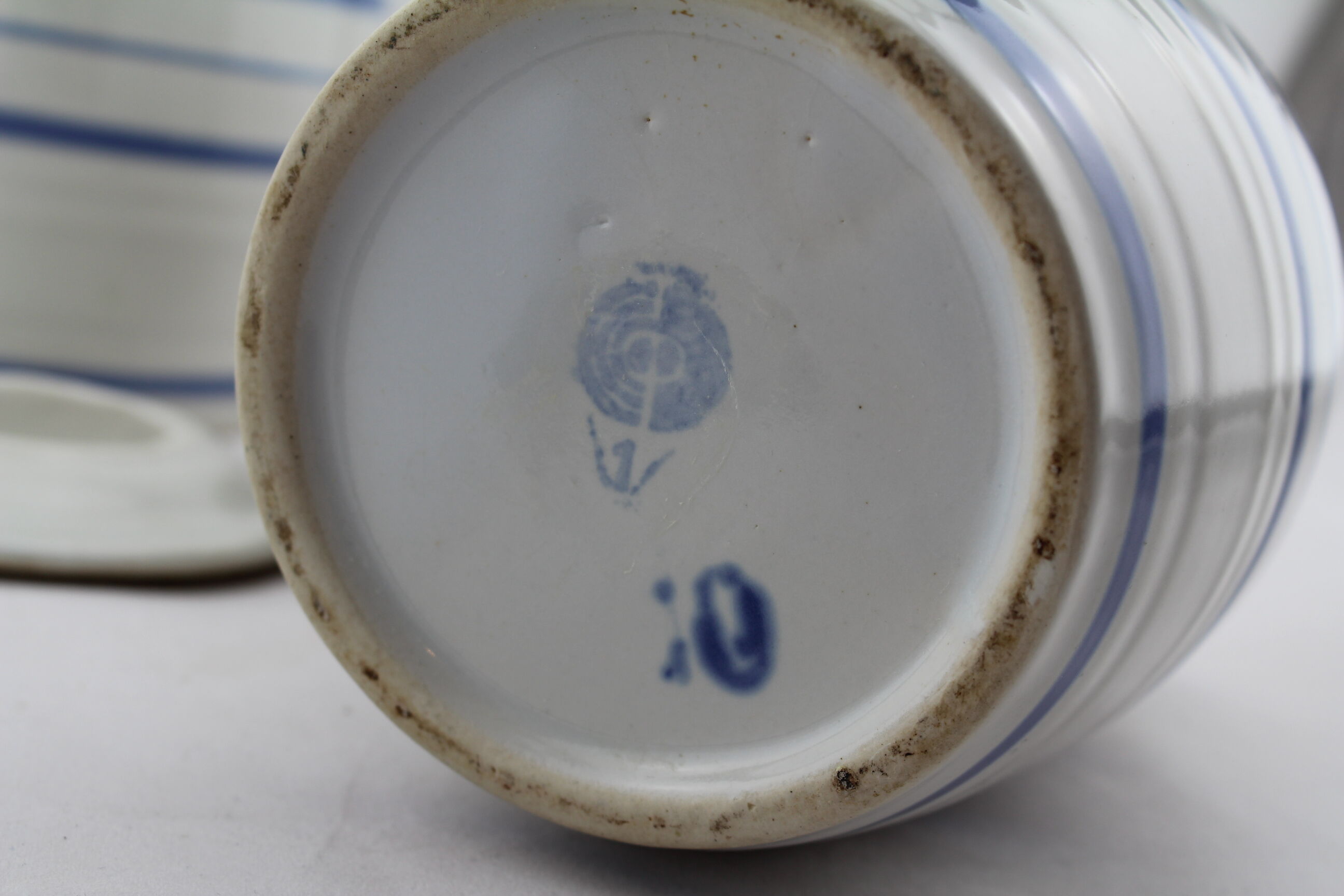 2 pots in ceramic blue and white