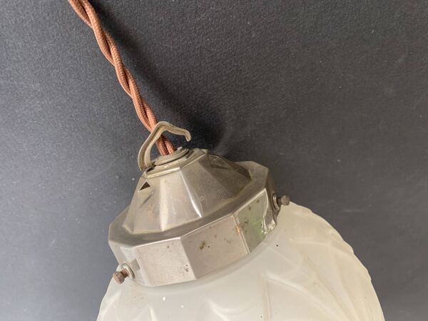 Suspension globe en verre moulé Art Déco, 1930