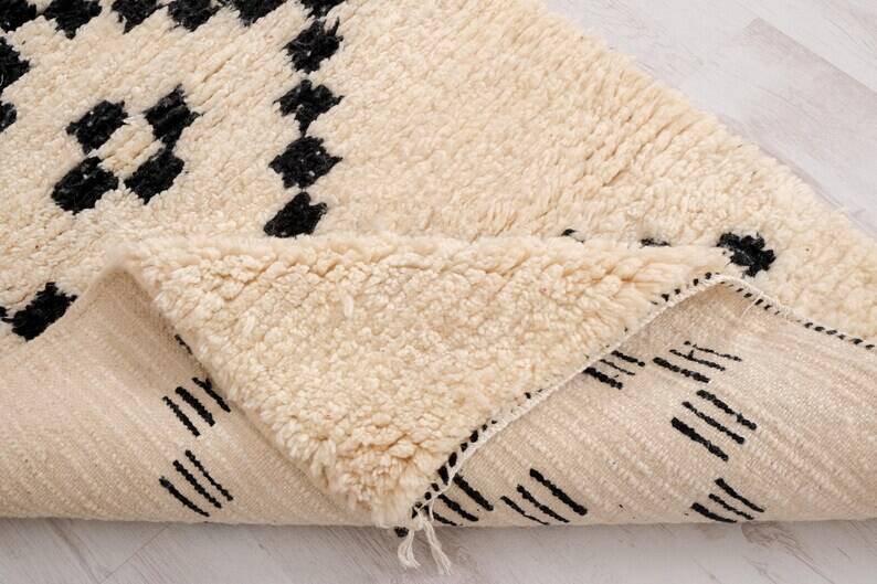 Beni Ouraine handwoven rug, traditional style, size 140 x 250 cm