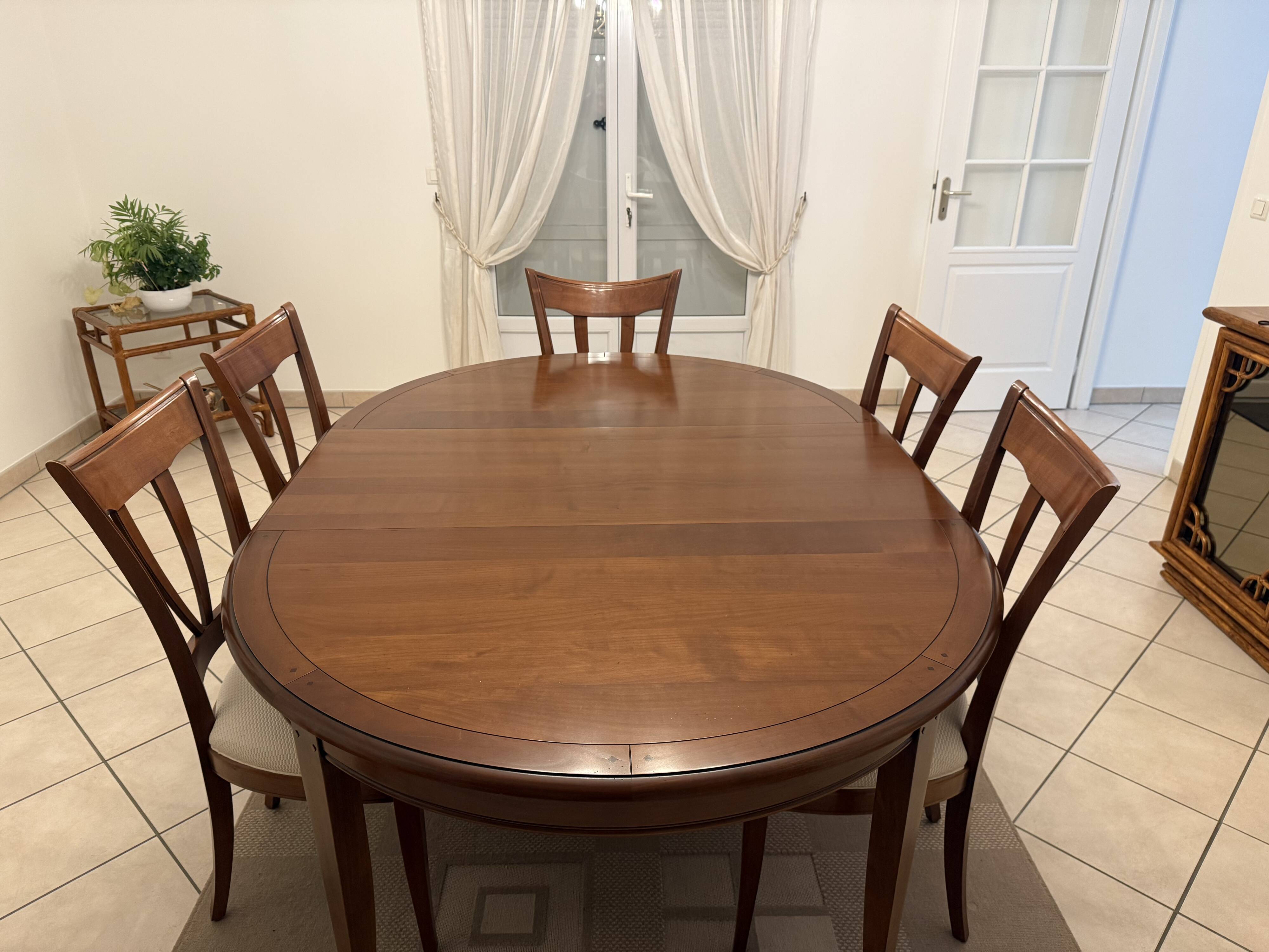 Table et chaises en merisier style Louis Philipe