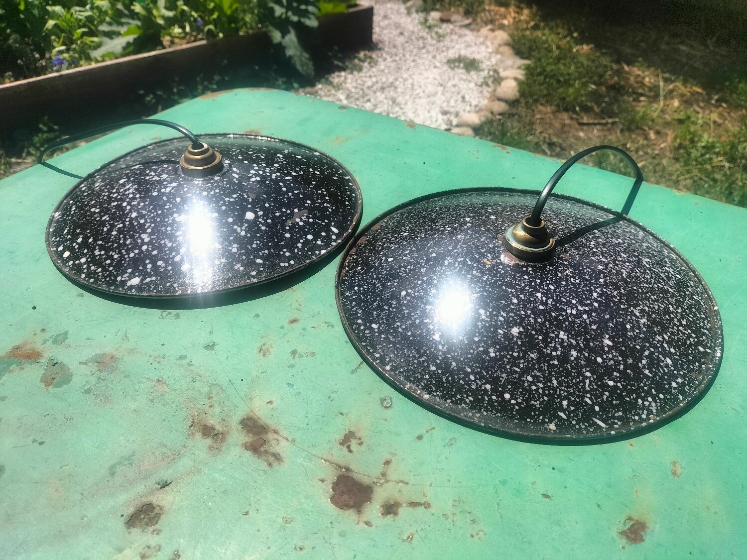 2 enamelled sheet metal suspensions