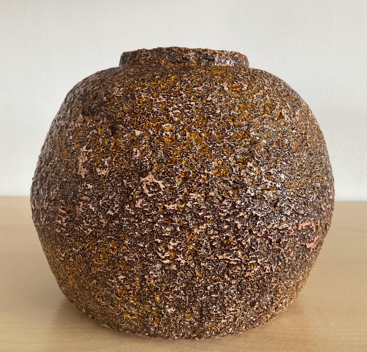 Vase boule brutaliste en céramique années 70