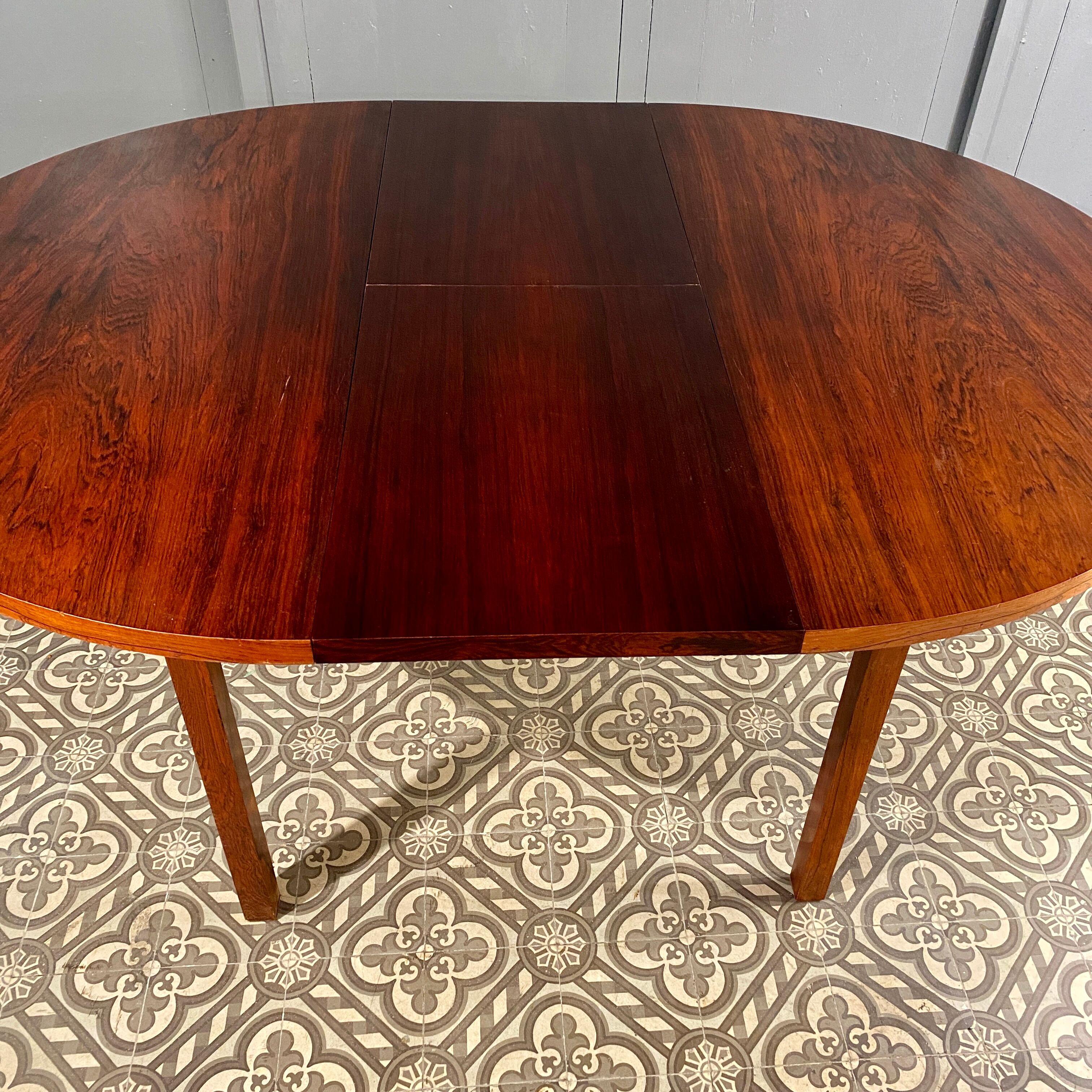 Dining room round table with an extension
