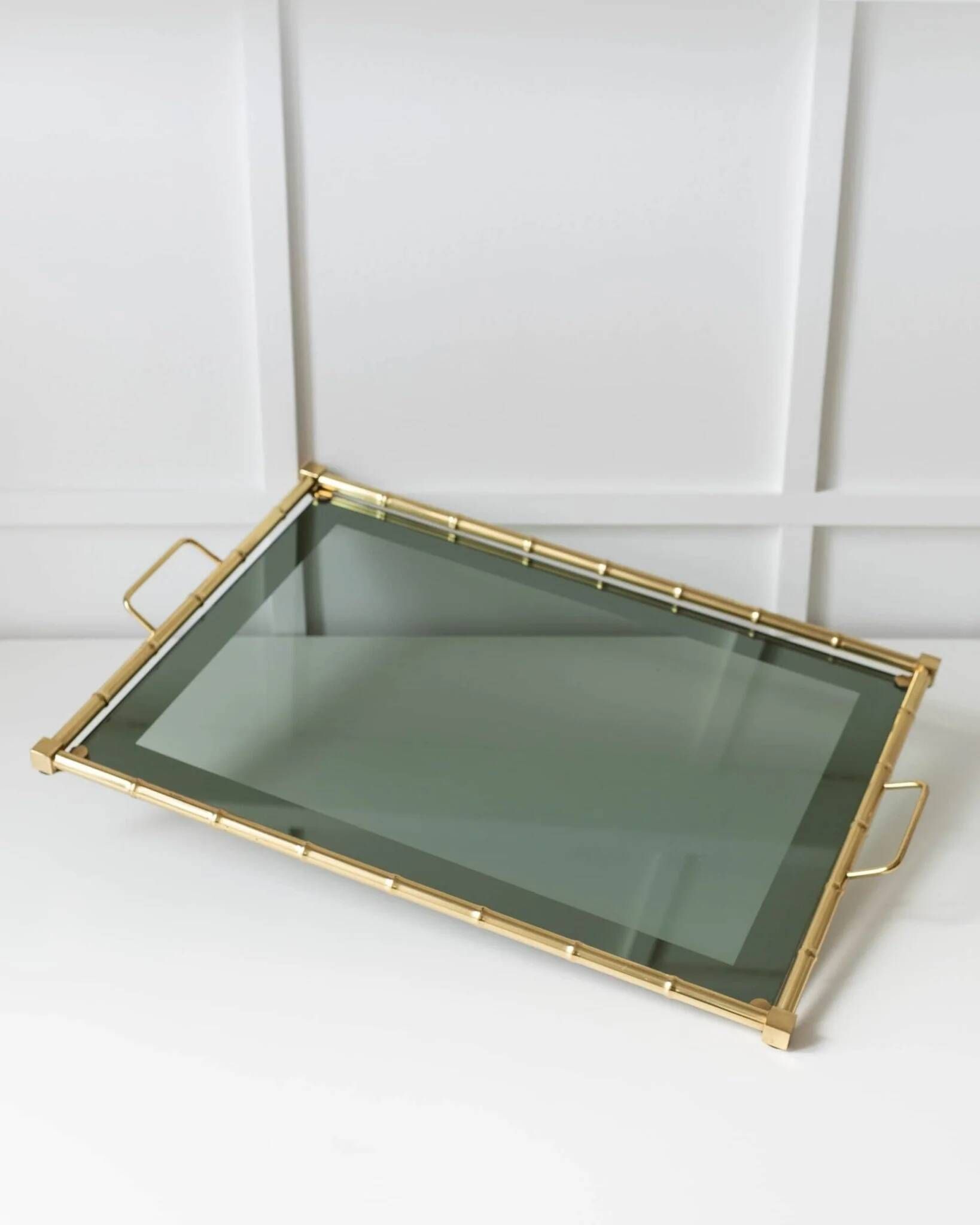 Plateau en bambou doré plaqué or avec insert en verre fumé – Hollywood Regency, années 1960