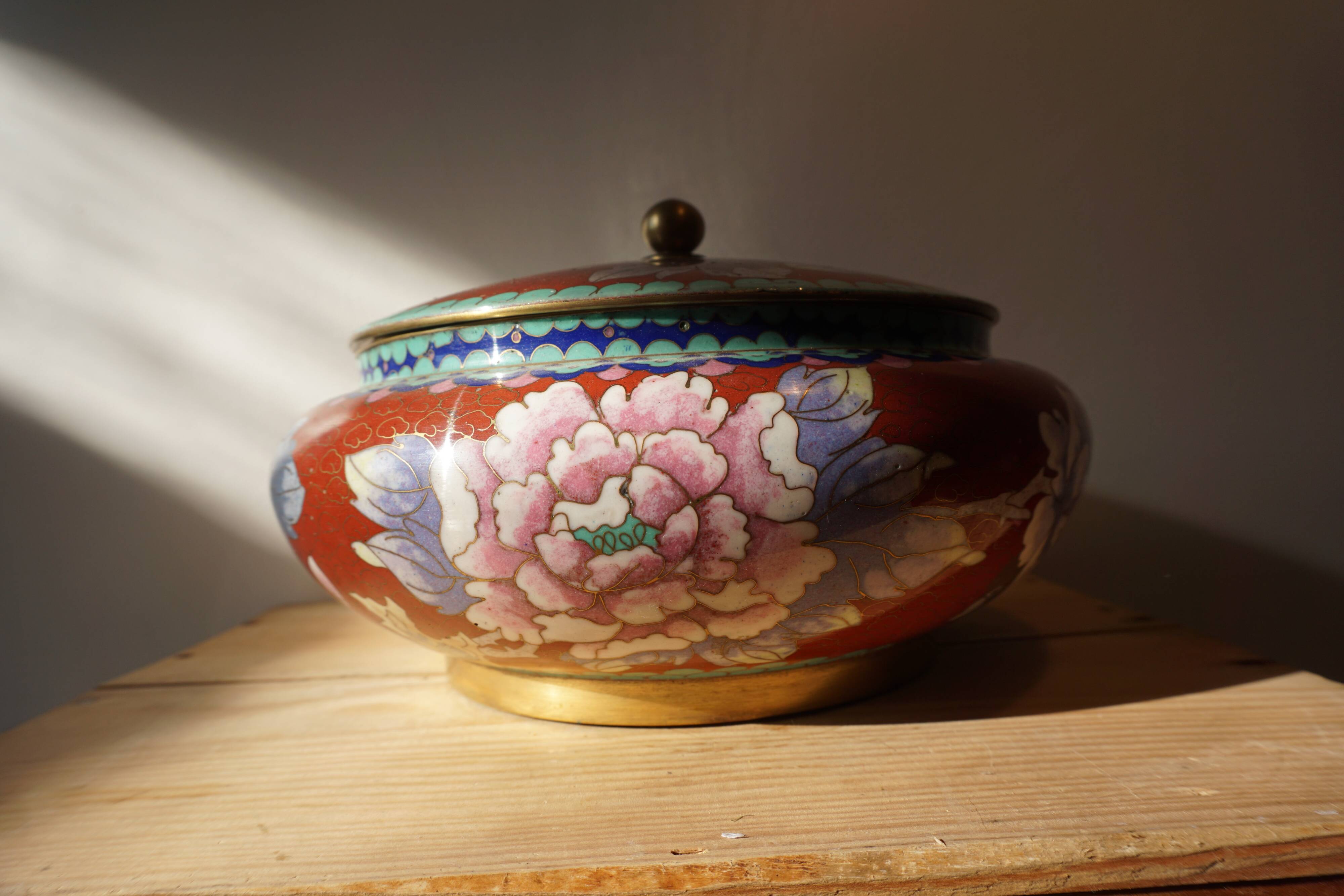 Plat chinois en émaux cloisonnés - seconde moitié du XX° siècle.