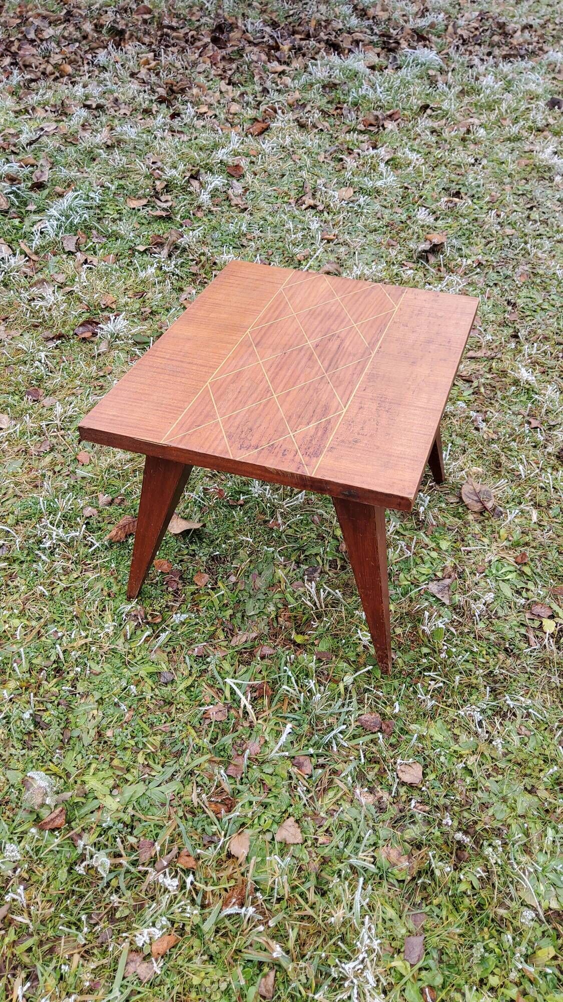 Coffee table of the 50s in blond mahogany inlaid compass feet
