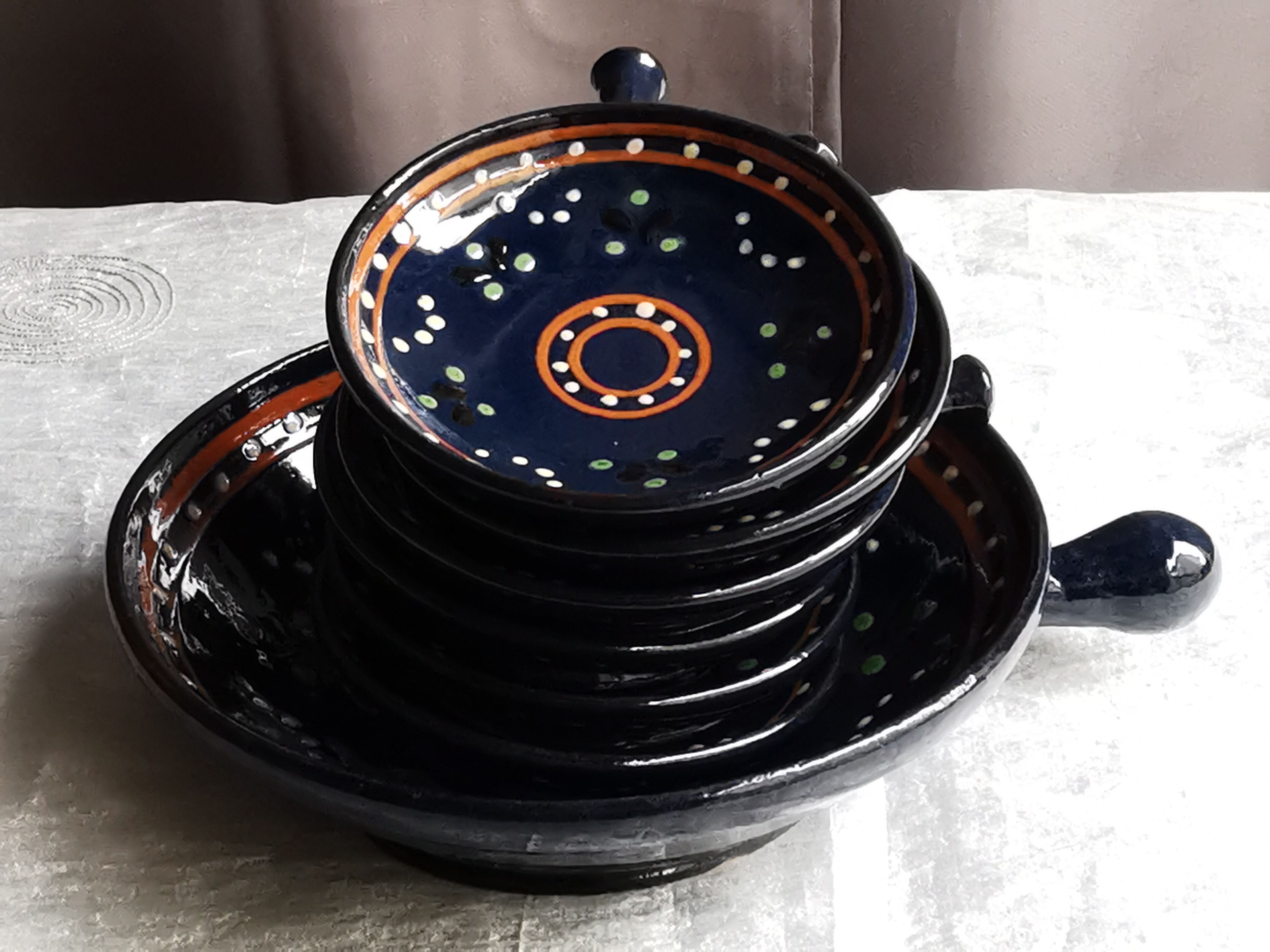 Vintage poelon and 6 cups