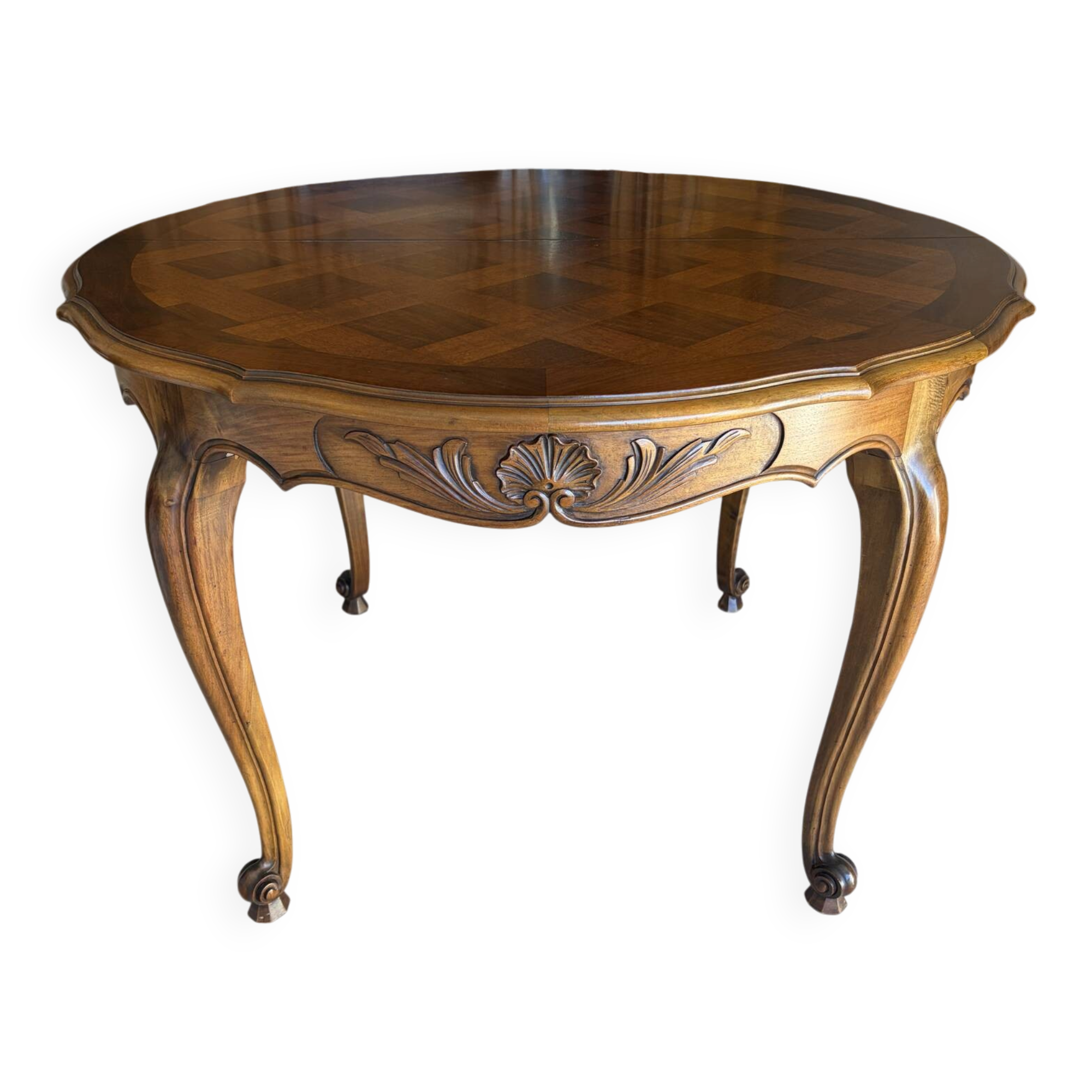 Table de salle à manger style Louis XV et 4 chaises.