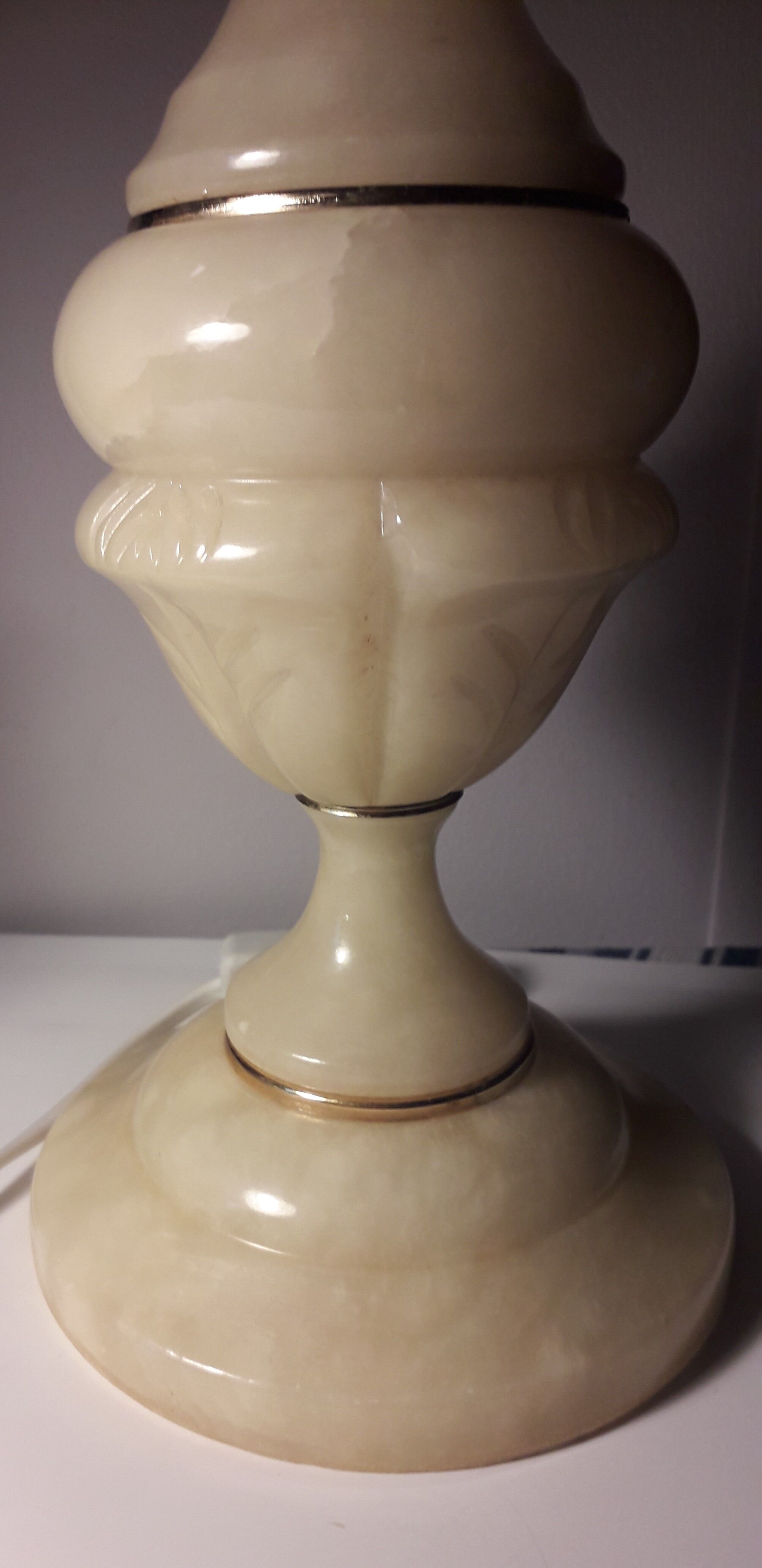 Beautifully carved onyx lamp stand, with 3 brass rings