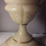 Pied de lampe en onyx joliment sculpté, avec 3 bagues en laiton