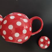 Jolie théière ronde anglaise à pois rouges