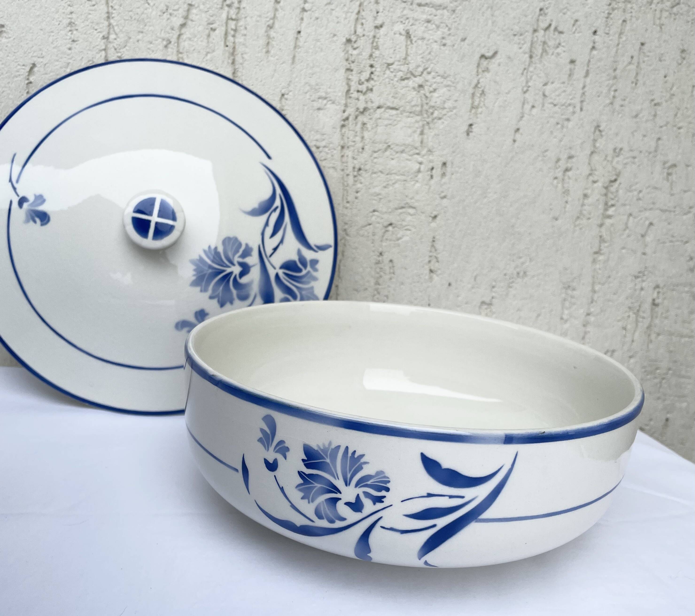 Antique GIEN soup tureen model "Alberic" from the 1940s.