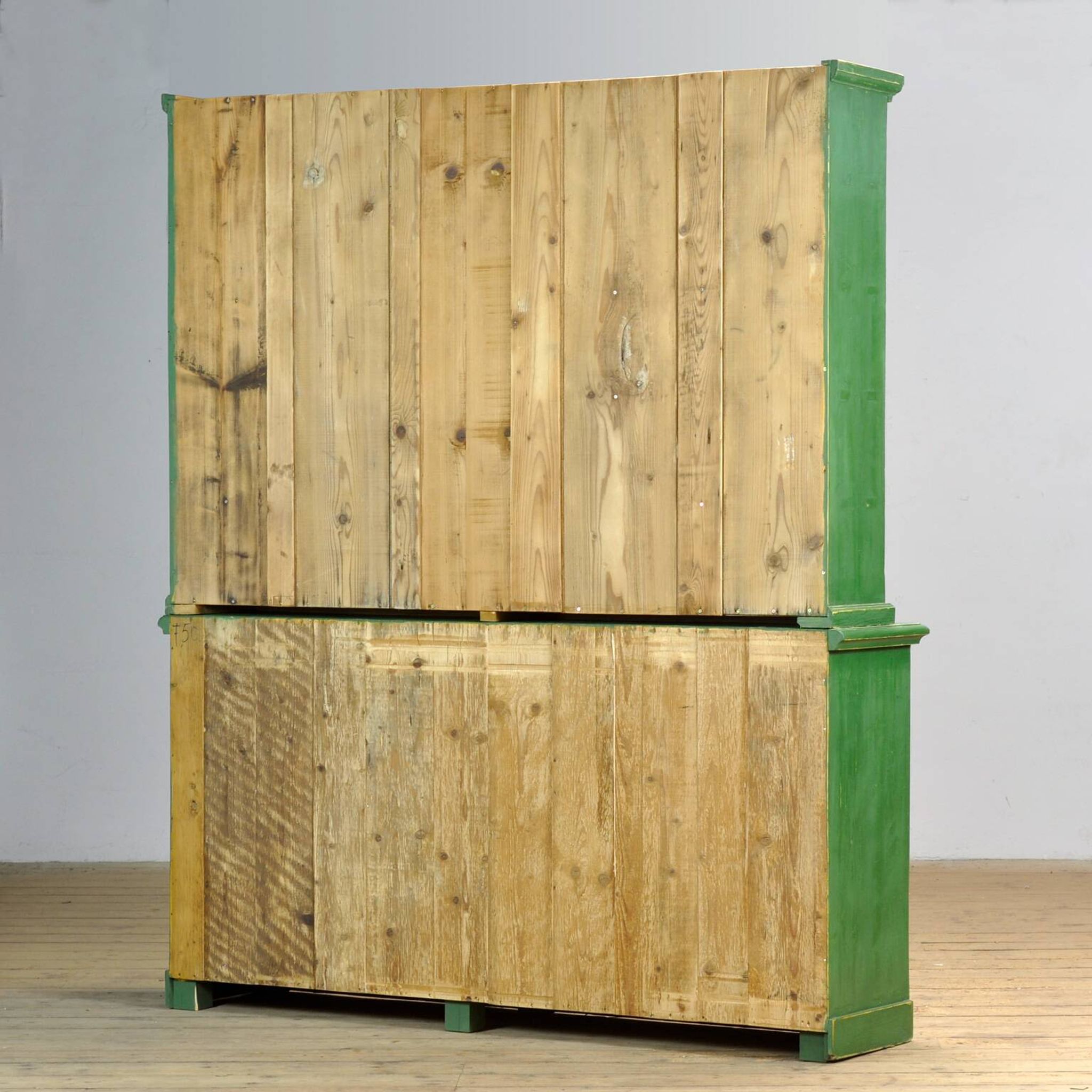 Grande armoire en pin, vers 1930