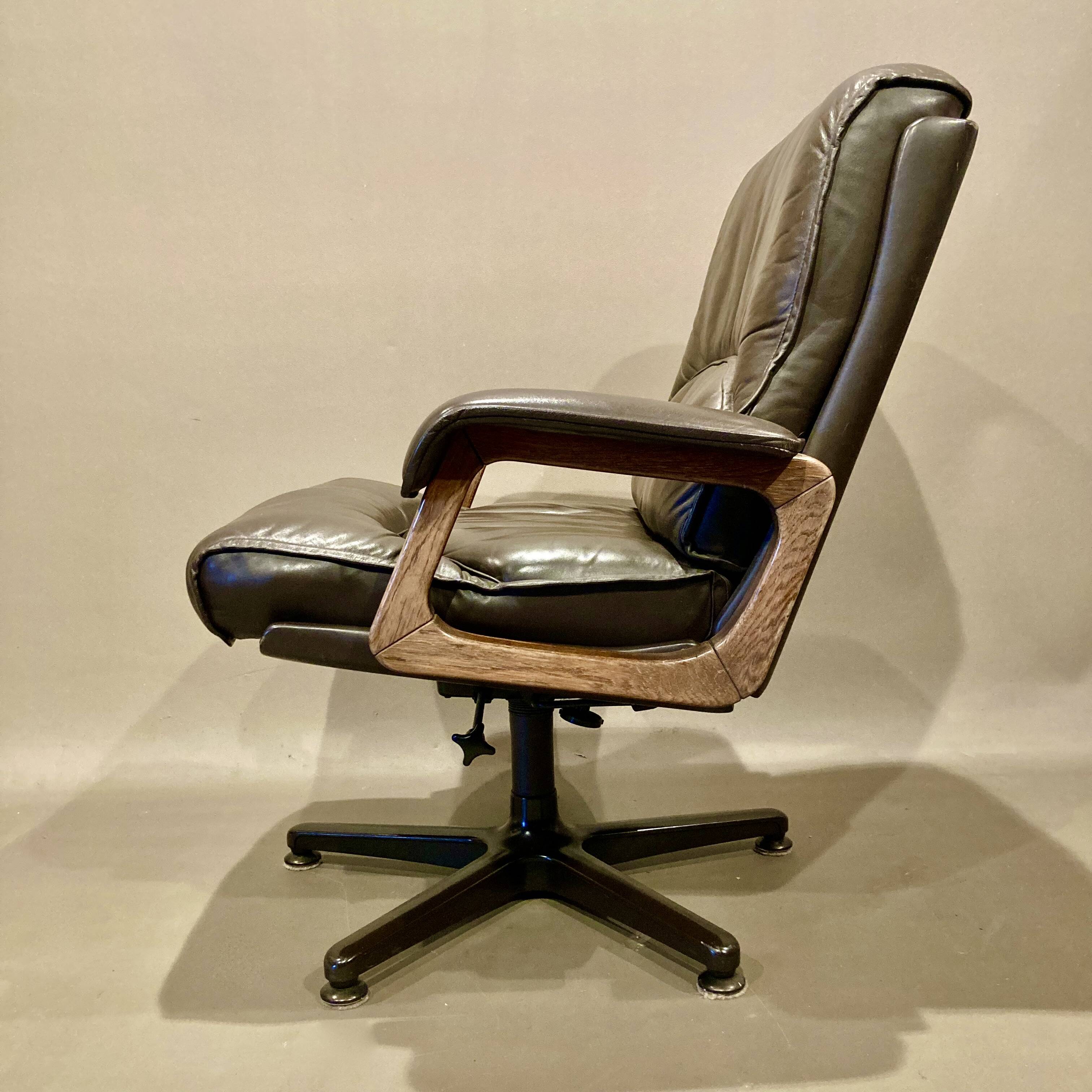Fauteuil et ottoman en cuir, 1960